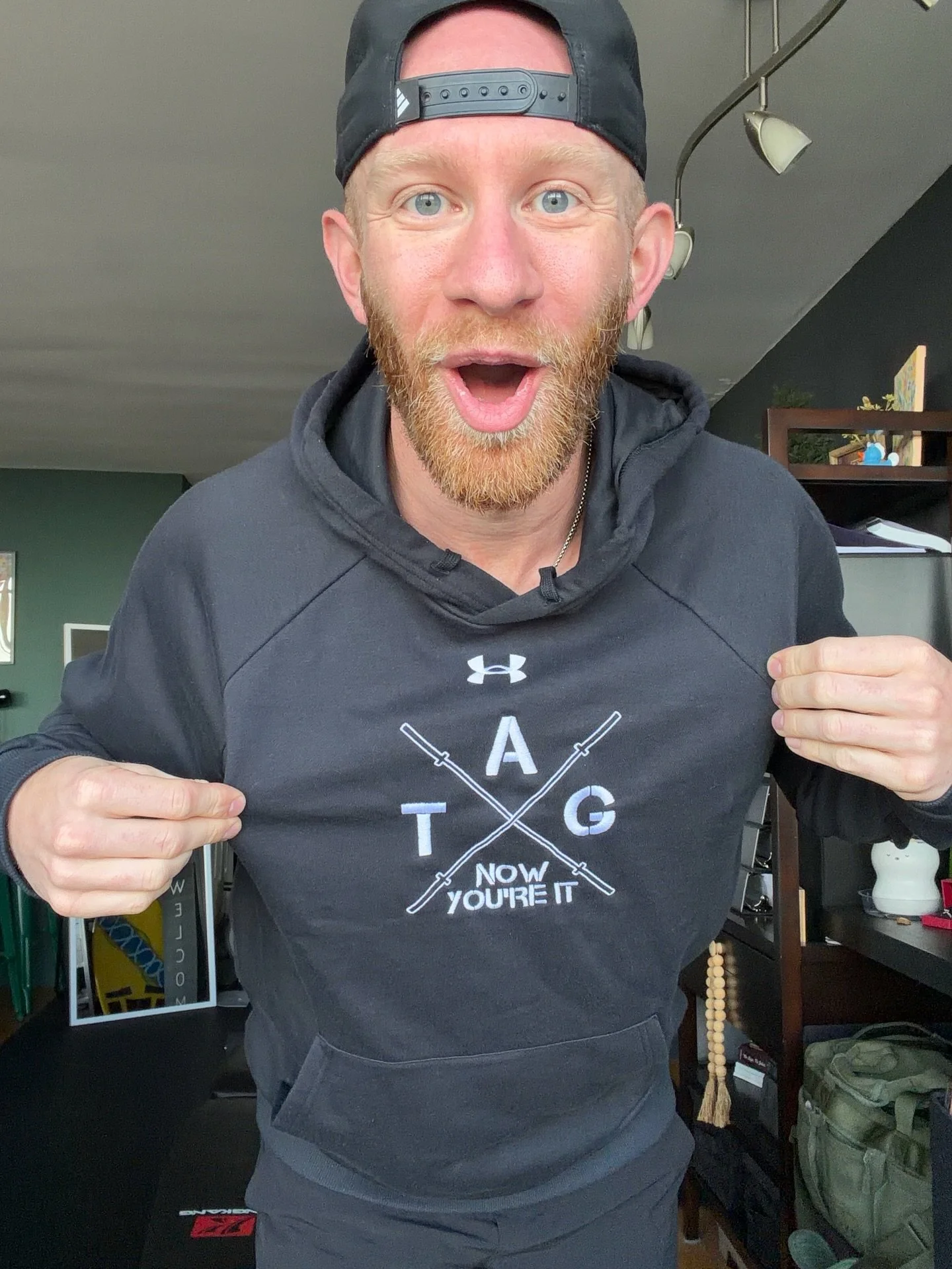 Did someone say, NEW MERCH?!?! Of course I had to have a photo shoot 😂📸

#merch #brand #branding #greentank #greentanktuesday #tagfitness #tag #nowyoureit #photoshoot #model #goodlighting #mırrorselfie