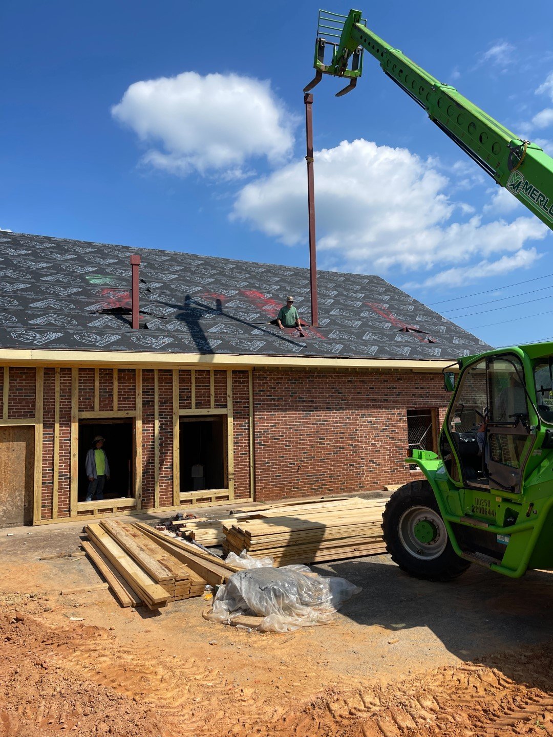 Two-story steel columns were threaded through the existing roof and anchored to new footings to support the ambitious 50-foot header for the ribbon window.