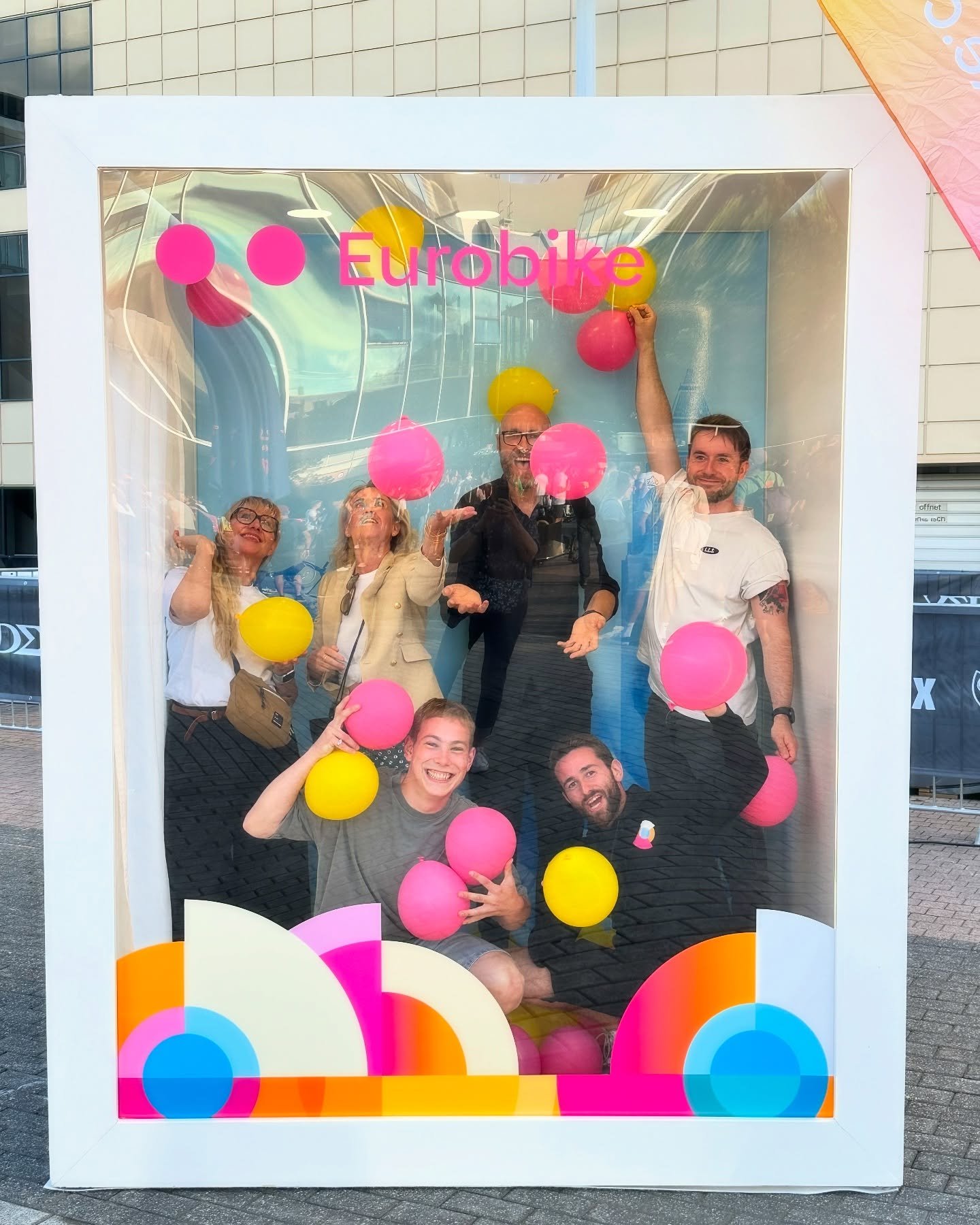 6+ Wochen voller Tempo, Taktik, Typo &amp; Tatendrang &ndash; unser &bdquo;Road To Eurobike&ldquo;-Team hat wieder abgeliefert! 🚲✨
Promo? Check.
Design? Rollt.
Kooperationen? Sitzen.
Guerilla-Aktionen? Laut &amp; liebevoll.
Group Rides? Mit R&uuml;c