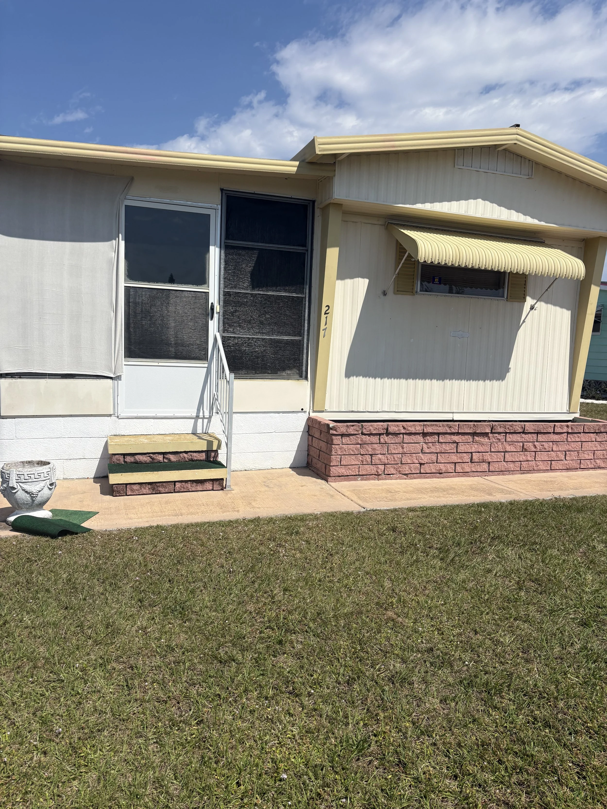 Pescara Lakes mobile home flip (front view)