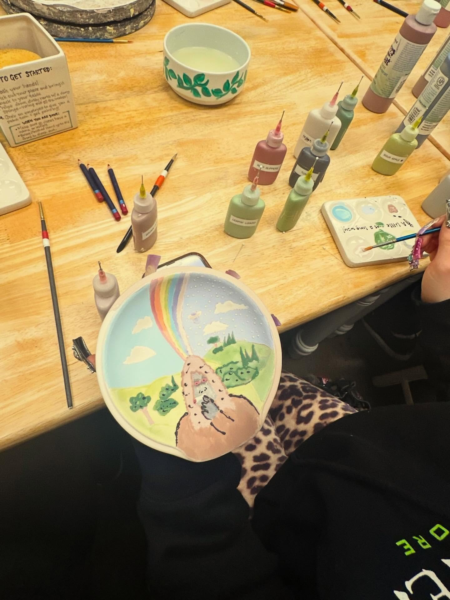 A day out in the city, hands covered in paint, creativity flowing 💛 So grateful for moments like this&mdash;trying something new, expressing ourselves, and bringing a little more color into our week. 🎨✨

#PaintTheTown #SeattleMoments #CreativeCommu