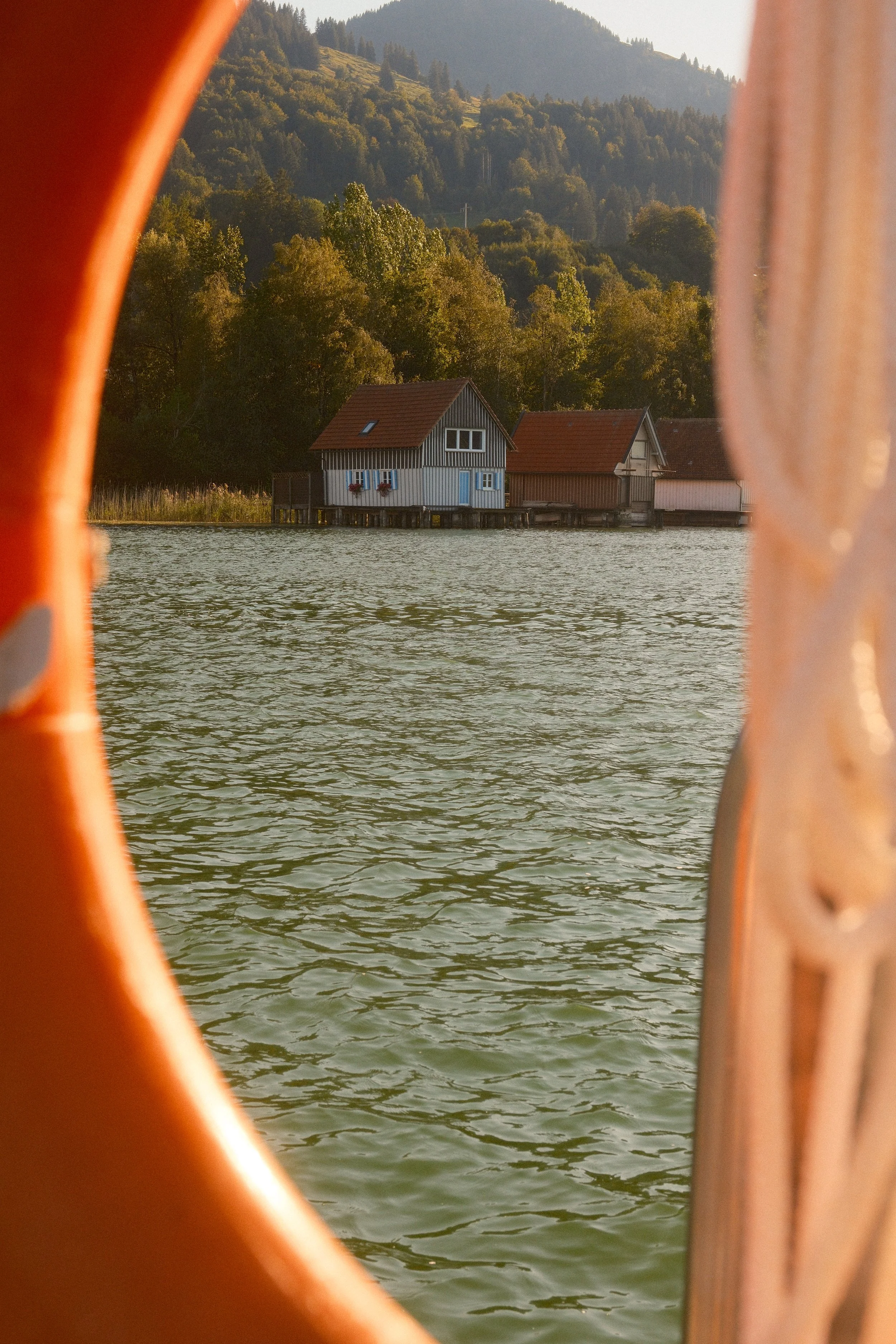 In meinem Blog nehme ich dich mit zu spannenden Reisezielen von nah und fern.  Begleite mich zu tollen Orten und erlebe diese durch meine Augen.  Freu dich auf persönliche Geschichten, Eindrücke und Perspektiven, die dir das Gefühl geben, selbst vor 