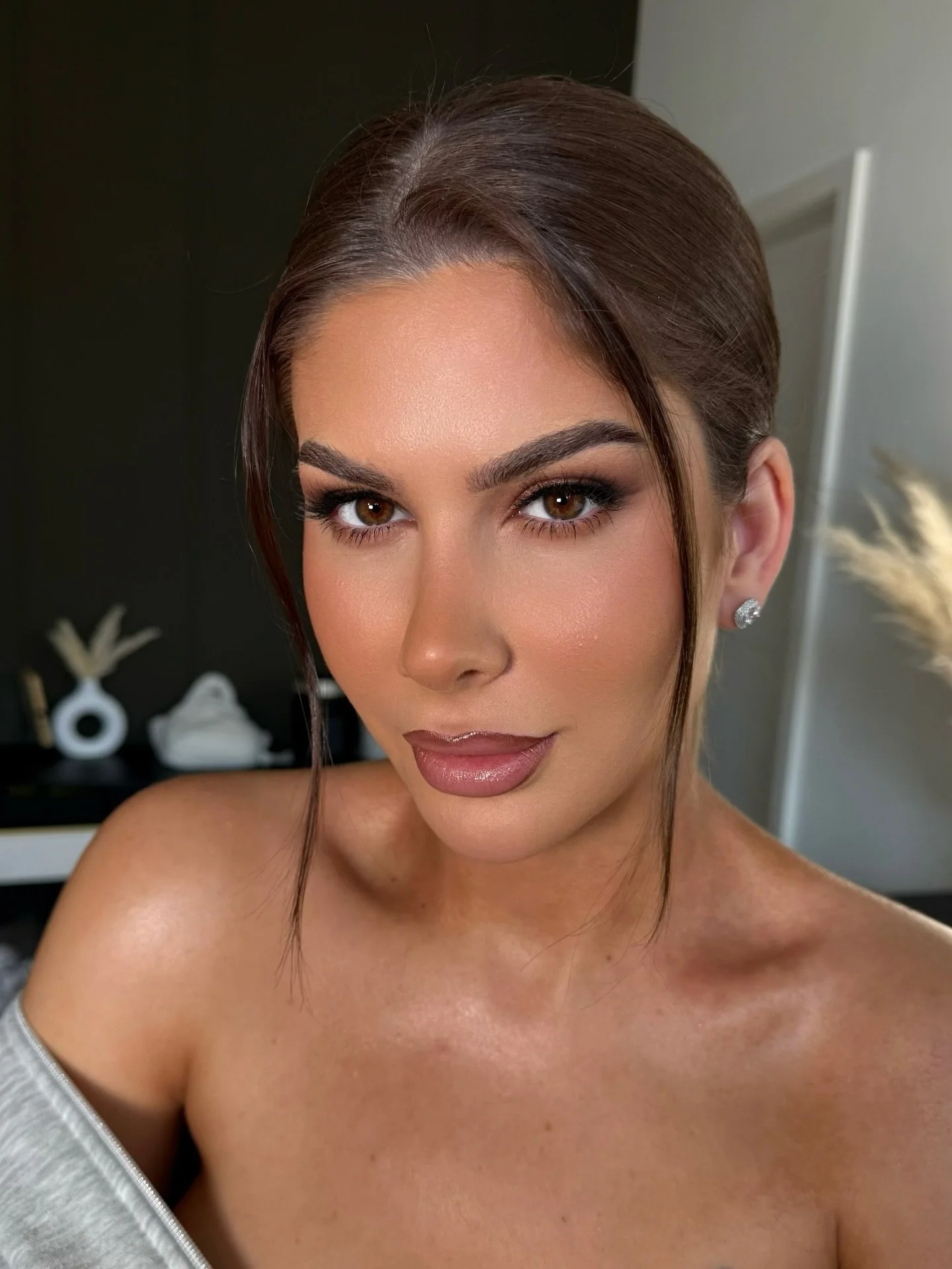 Full glam look ✨ Thank you @minhayaty 🤍
She wanted a bold, glamorous makeup for a wedding, and I carefully adjusted the shades to suit her skin tone and features.
Hope you like it 💄

📩 Appointments can be booked via DM or at
info@makeupgordana.com