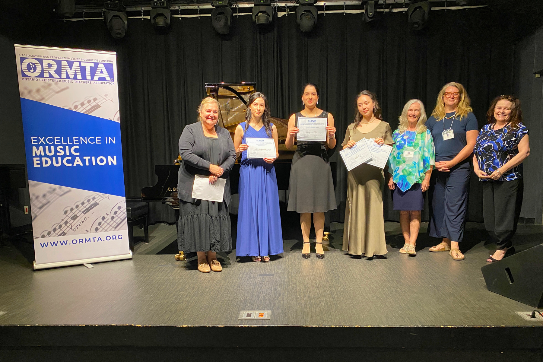 Level 10/Associate Vocal Competition winners and competitors, with the adjudicators, ORMTA Board Chair Tania Granata (far left) and Award donor Susan Blyth-Schofield (far right)