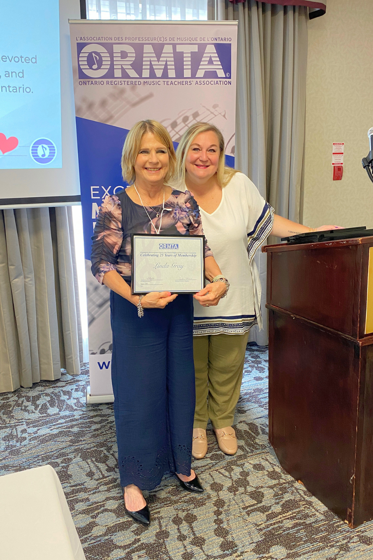 25-year member Linda Gray with ORMTA Board Chair Tania Granata.
