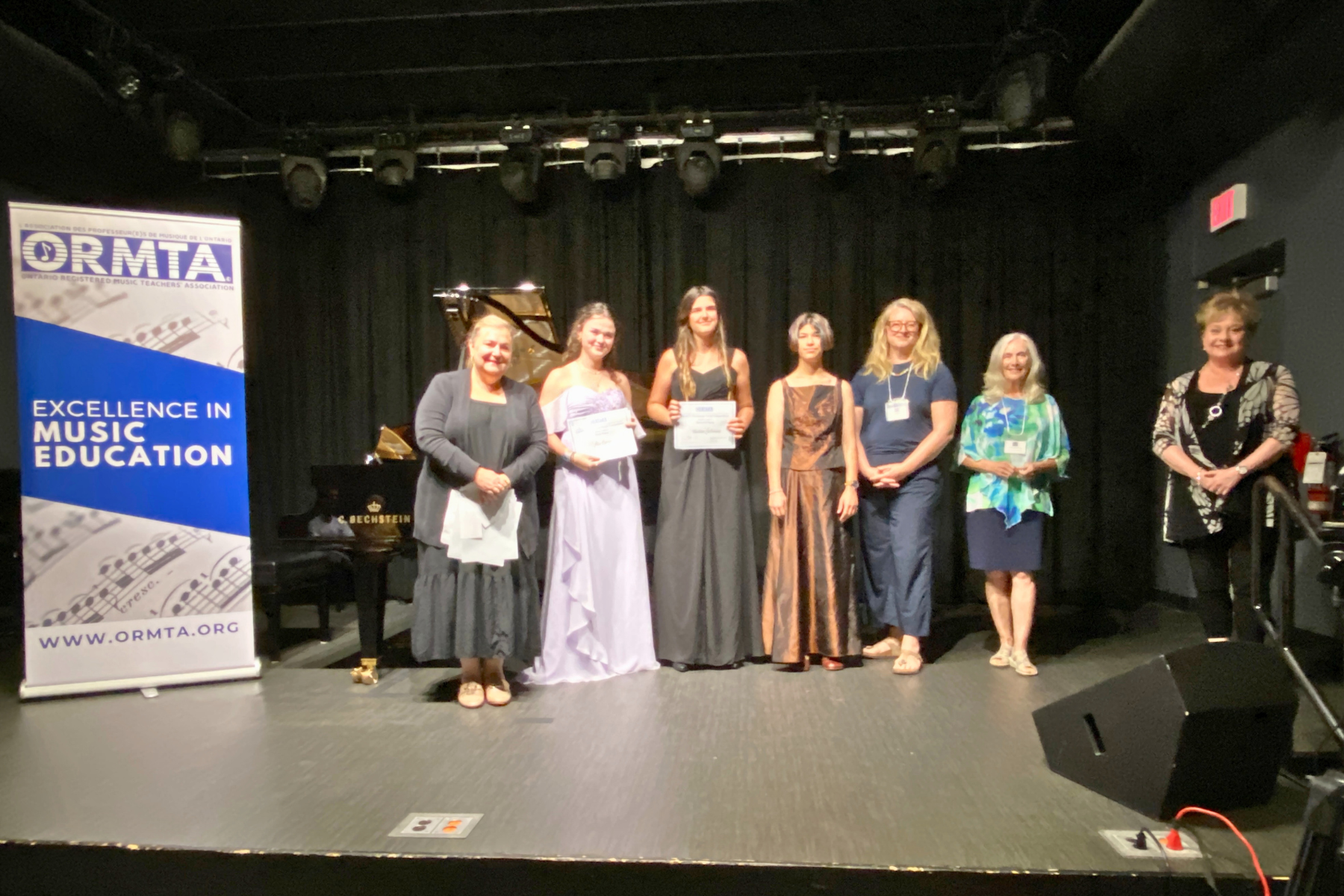 Level 8/9 Vocal Competition winners and competitors, with the adjudicators, ORMTA Board Chair Tania Granata (far left) and Award Donor, Sandra Mason (far right).