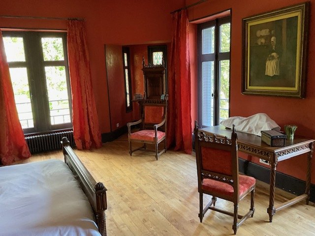 Vue extérieurs sur 2 côtés de la chambre d'hôtes, équipée d'un petit bureau