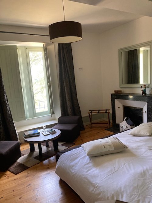 Vue depuis l'entrée de la chambre d'hôtes, avec un aperçu de la grande luminosité de cette chambre située au 2e étage.
