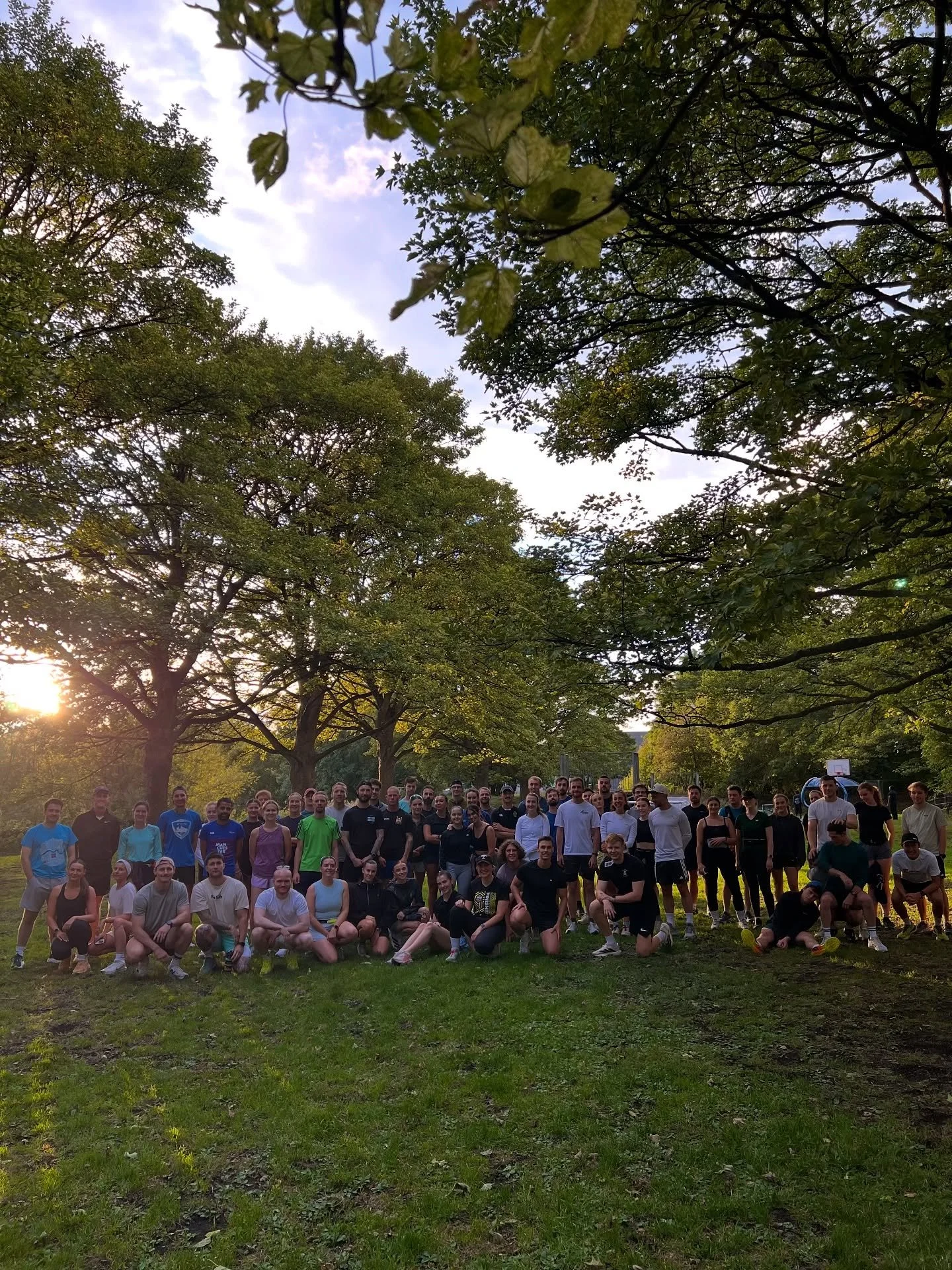 everyone&rsquo;s such a vibe here 

it&rsquo;s that time of year again where we find lots of new faces at the clurrbb ( which we looovee!!) &amp; those dark evening are approaching 🤝

every week, twice a week 
no need to run alone xox 

Cya Sunday h
