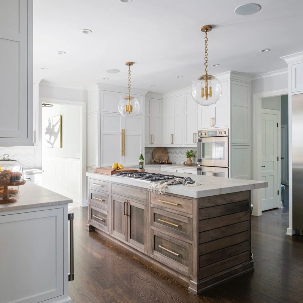 When the weather keeps you home, a fresh and functional kitchen makes all the difference. Designed for snowy days and slow moments ❄️

📸: @kpnphoto