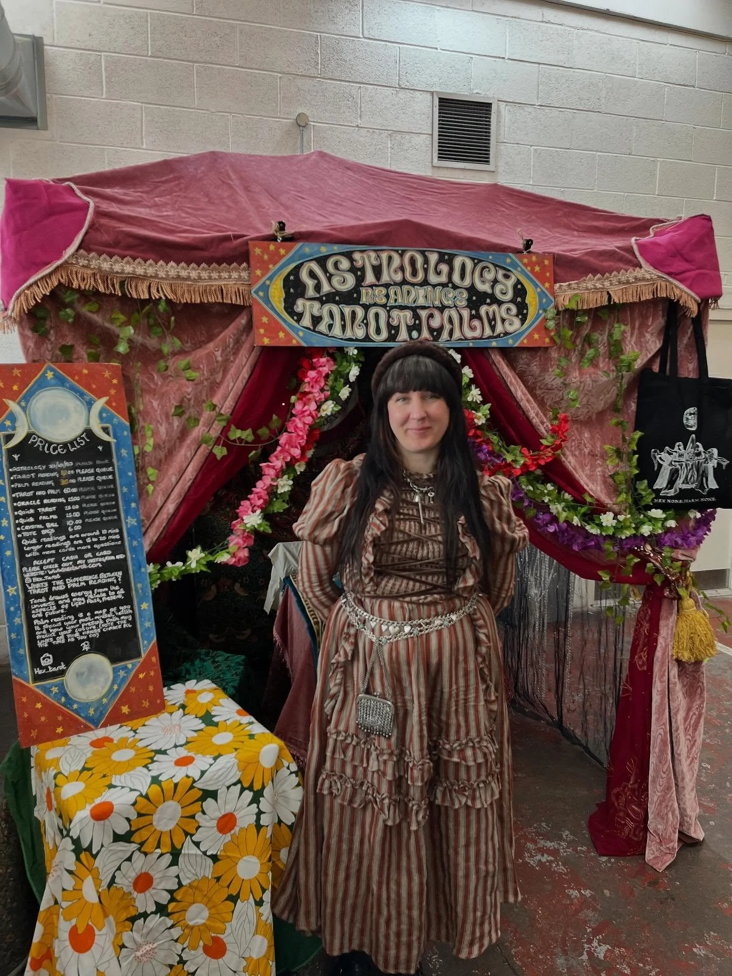 @handofgloryproject reading for you all today. #tarotreader #fortuneteller #tarotpro #palmreader #astrologersofinstagram