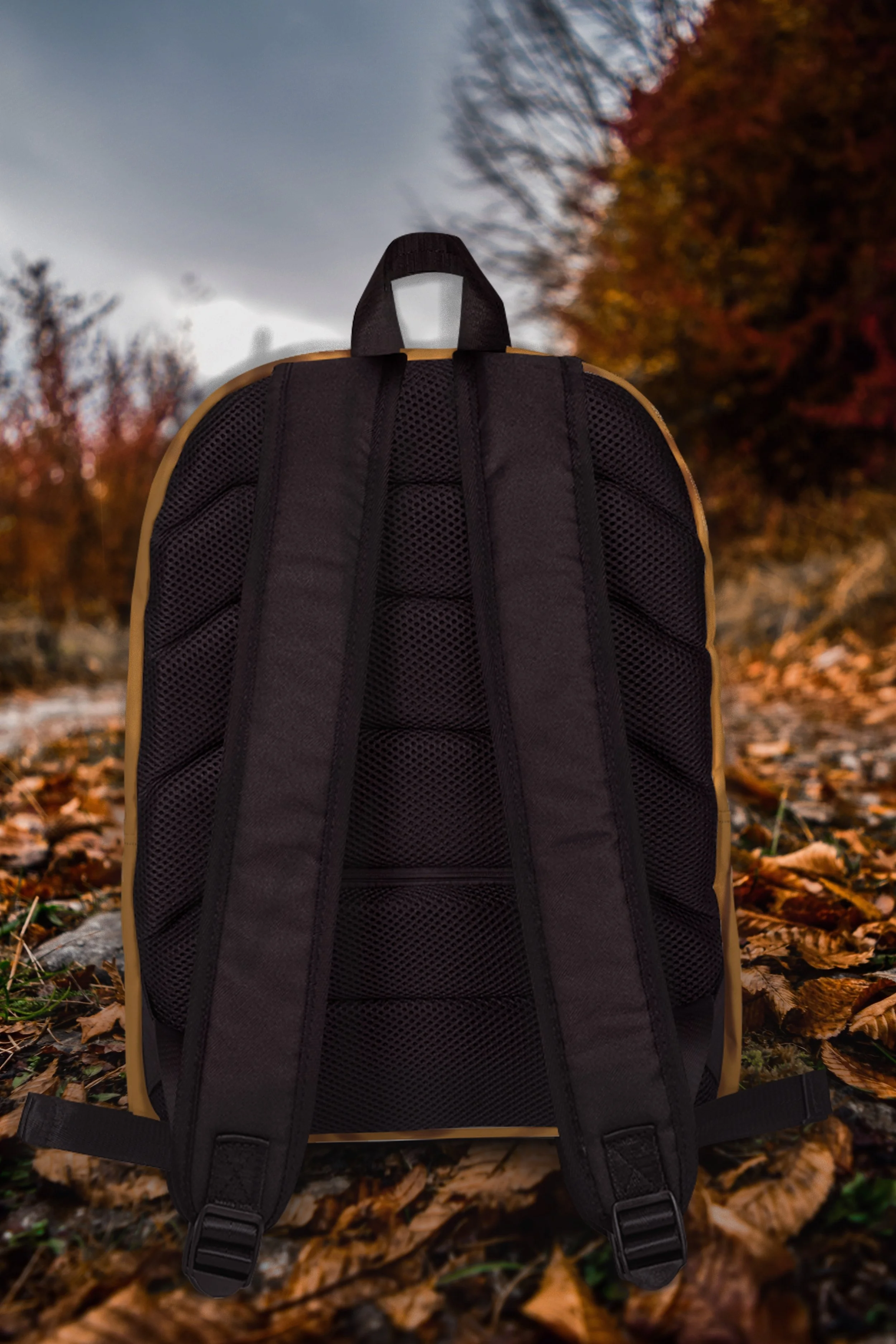 mochila mituka fondo amarillo en bosque atras .jpg
