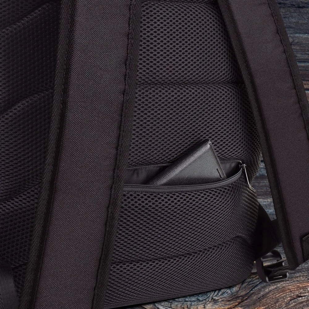 detalle bolsillo trasero mochila amarilla fondo madera .jpg
