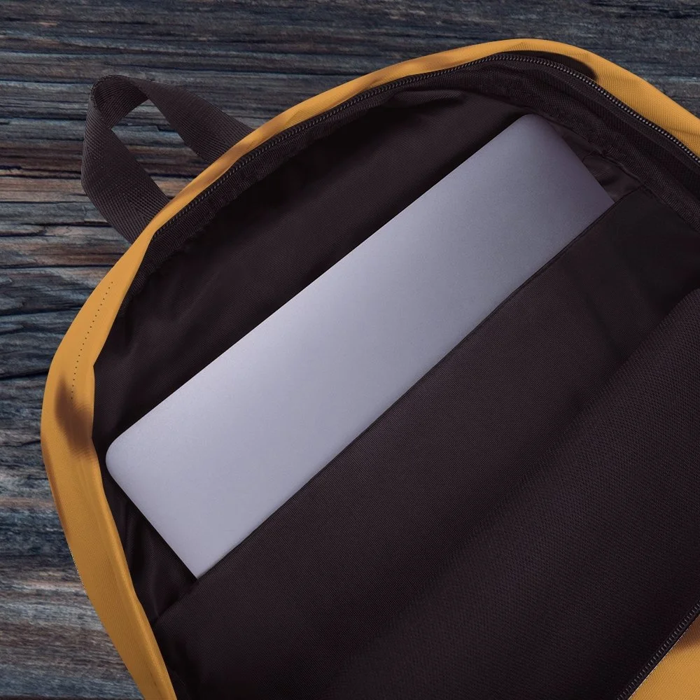 detalle mochila amarilla fondo madera.jpg