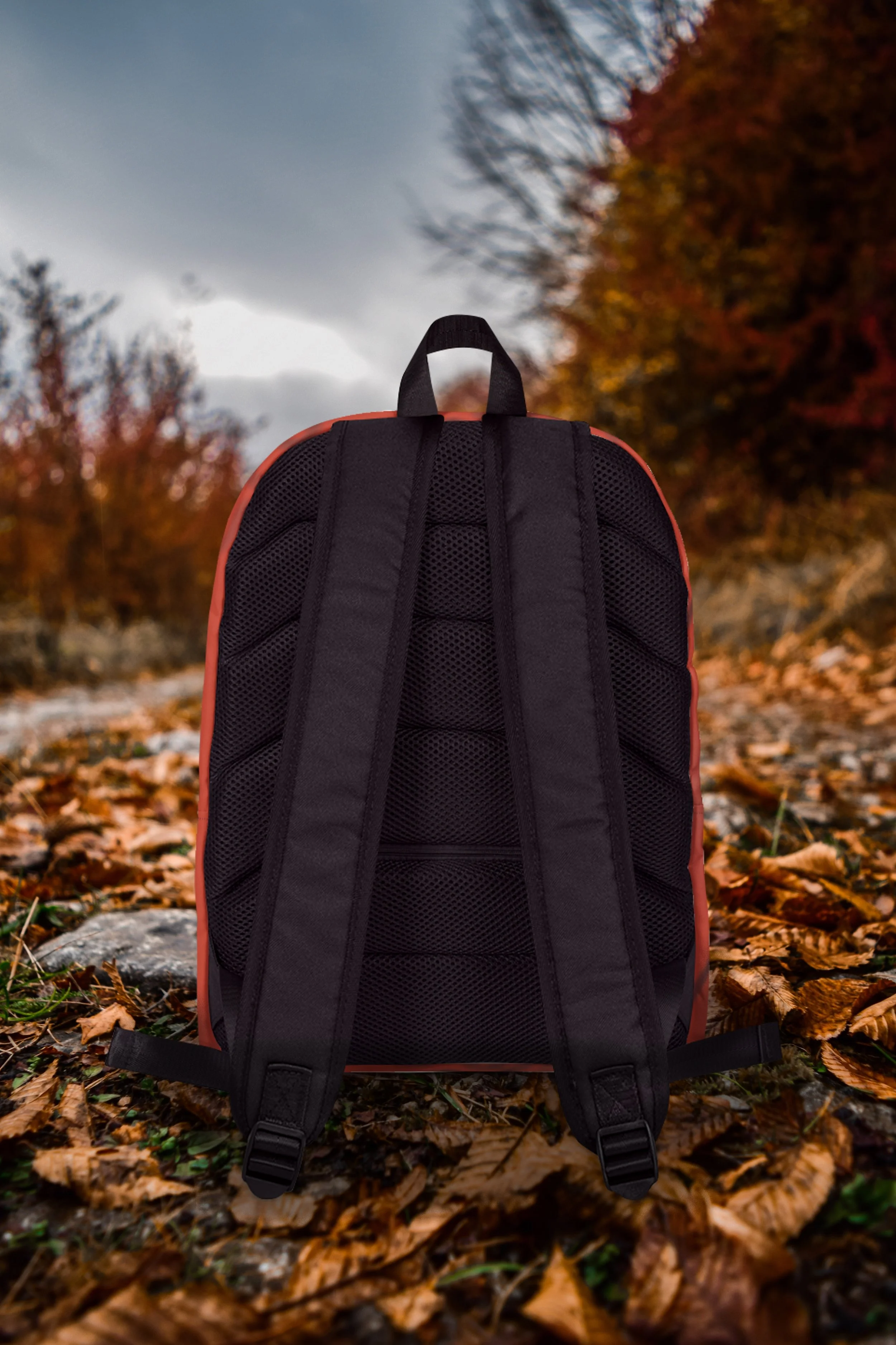 Mochila roja mituka sentada espalda mockup bosque.jpg