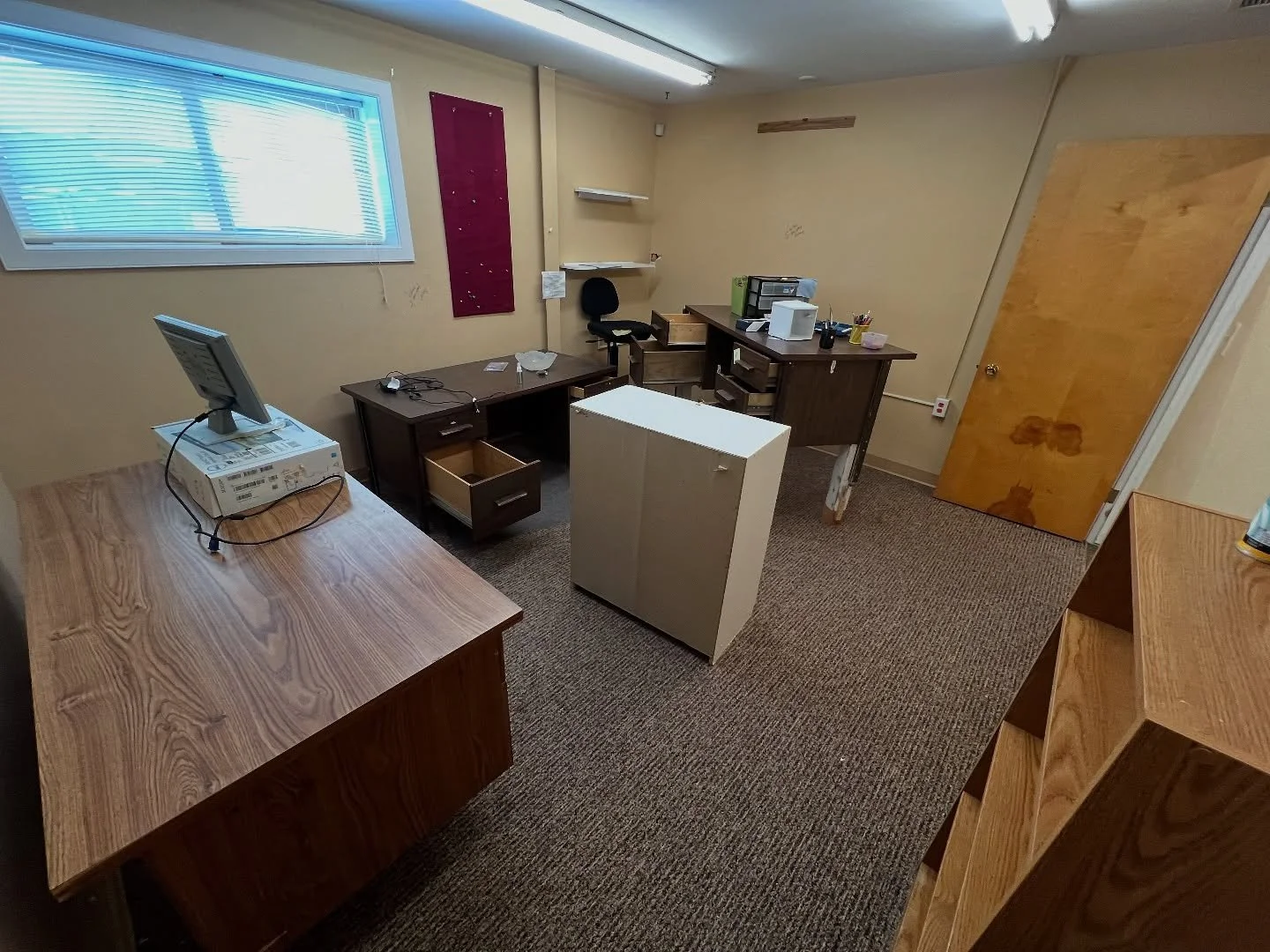 FREE DESKS! You haul. Come make an offer on the other items. No holds. Everything must go. TODAY Sat Feb 8th 10a-1p.
Location: 819 W Kent Ave in Missoula