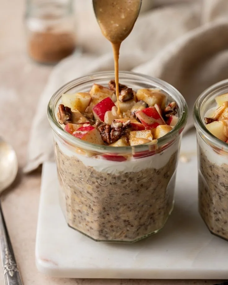 APPLE OVERNIGHT OATS✨ They only take 5 minutes to prep, are completely customizable and are great for when you’re on the go! comment “oats” and I’ll DM you the full recipe 🍎 #overnightoats #fallrecipes.jpg