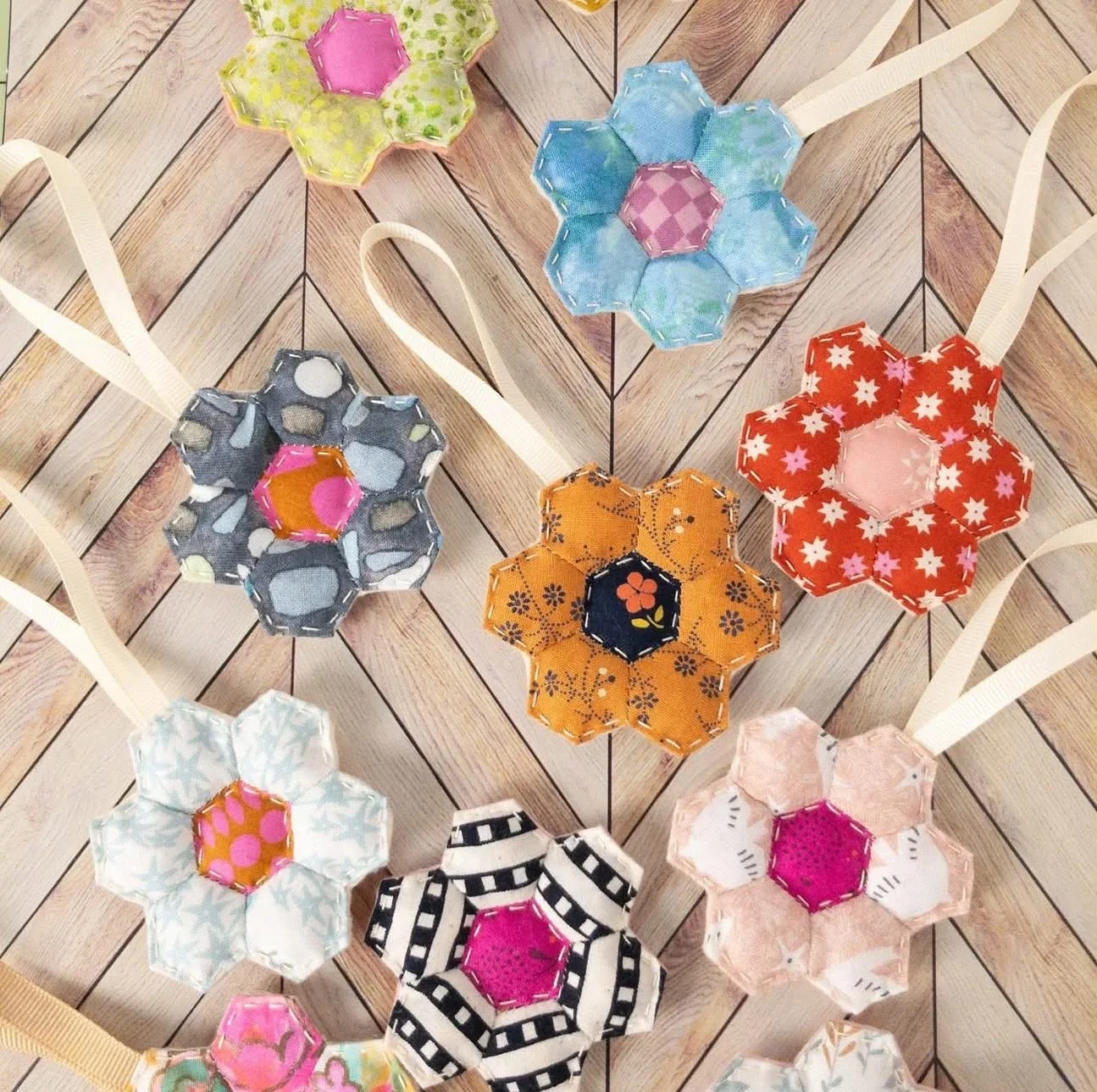 Put your fabric scraps to good use in this fun new holiday workshop with Emily Landry of @quiltbag.shop! Tiny hexies transform into flowers that become darling stuffed ornaments or bag charms! This project is perfect for handwork enthusiasts who enjo