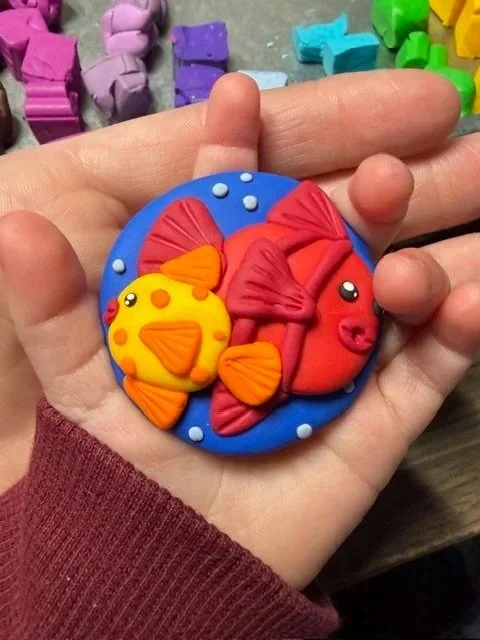 We are so excited to invites parents and your pre-school aged kiddos to join @tinythingsbybowen at Community Craft for a collaborative clay art class! 

We&rsquo;ll work together with colorful, oven-bake clay, to create a pair of fish out of simple s