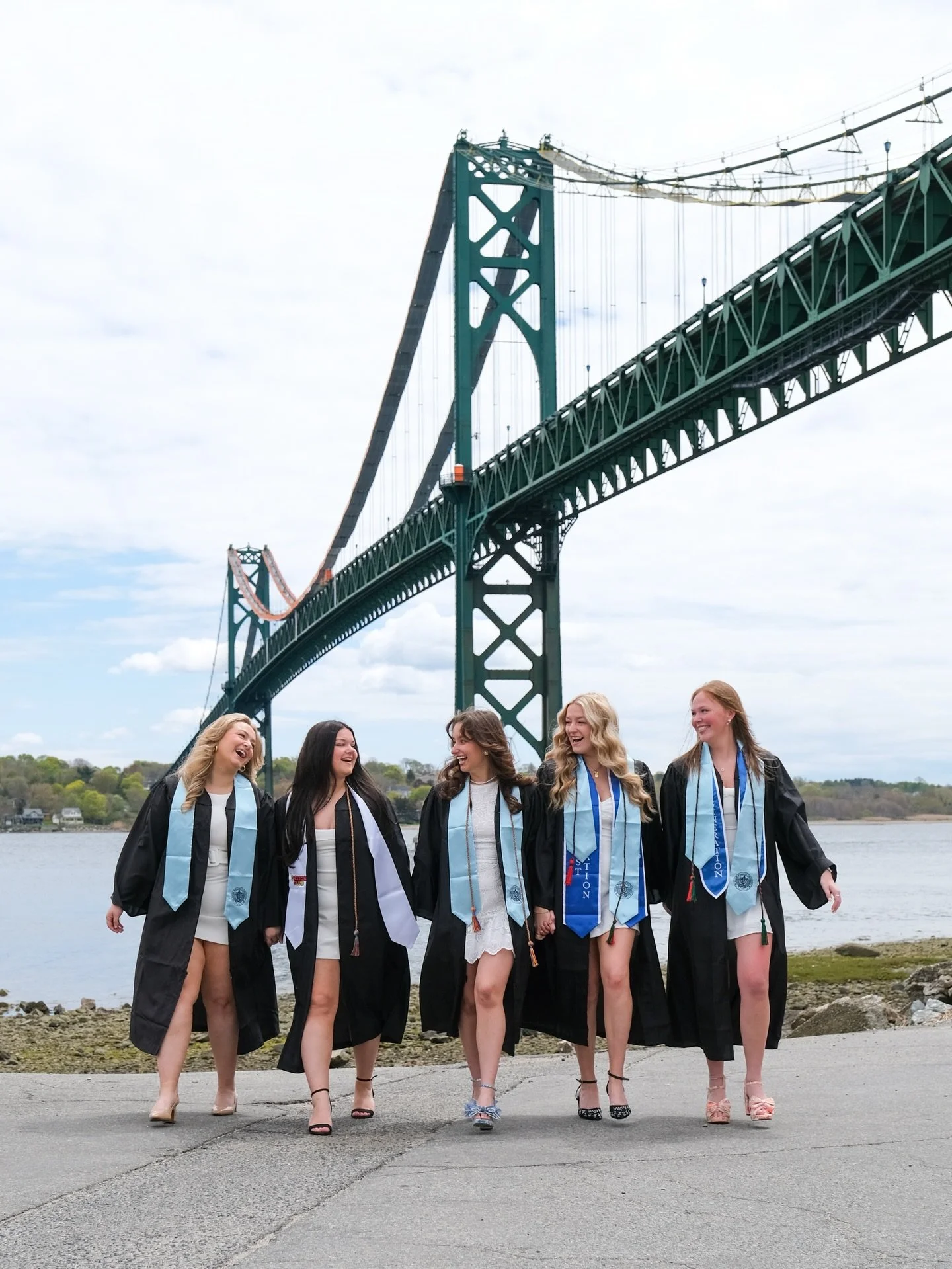 Feeling so lucky to be able to capture these amazing grads! Congratulations to the class of 2026 🎓✨

#classof2026 #graduationphotography #massachussettsphotographer #rogerwilliamsuniversity #rwugrad