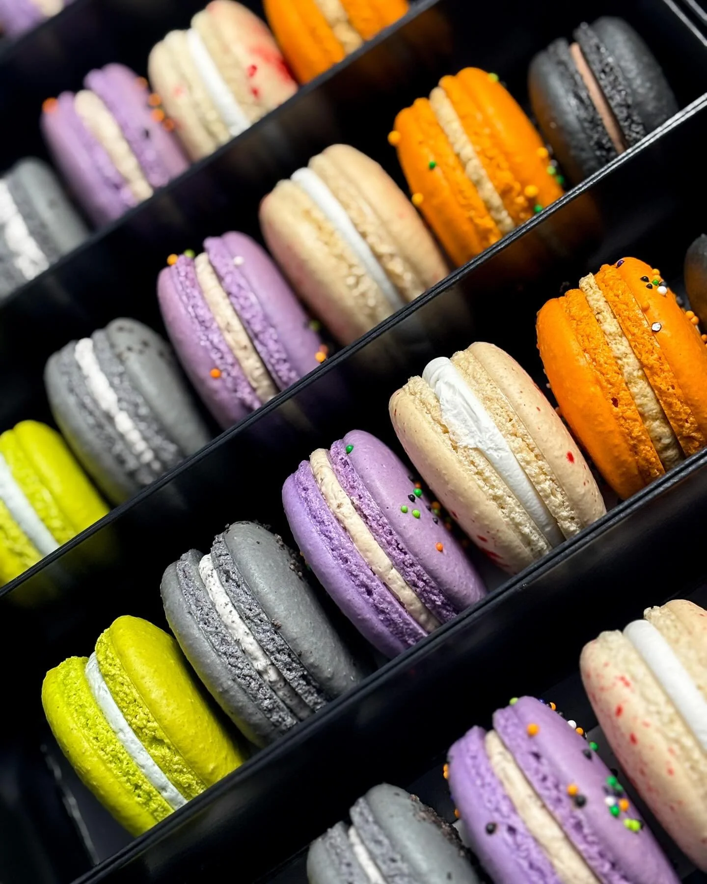 We are open today from 9-4pm! Swing by for some spooky treats!🎃
Halloween macaron pack: 
Caramel Apple
Cookies &amp; Cream
Butterfinger 
Almond Raspberry 
Pumpkin Spice Latte
Chocolate