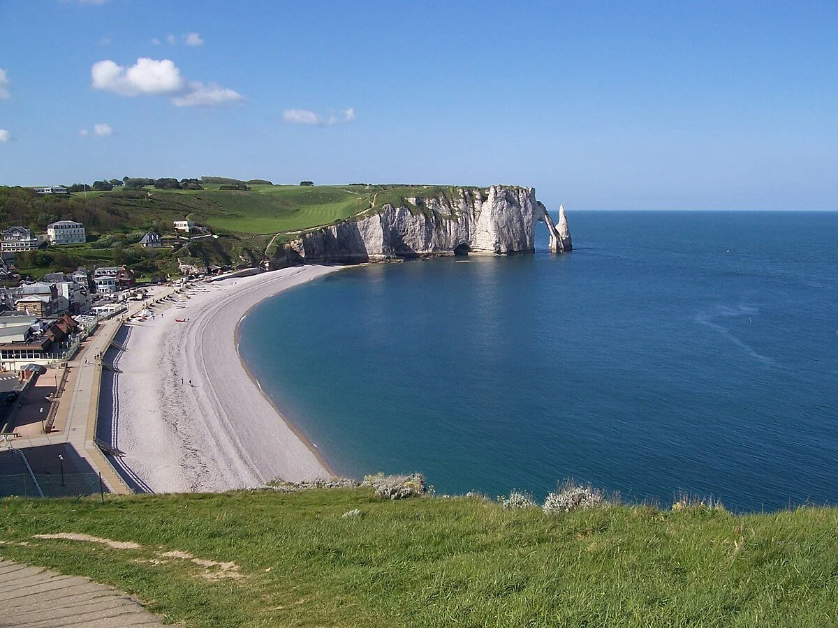 Etretat_depuis_falaises_amont_mai_2005.JPG