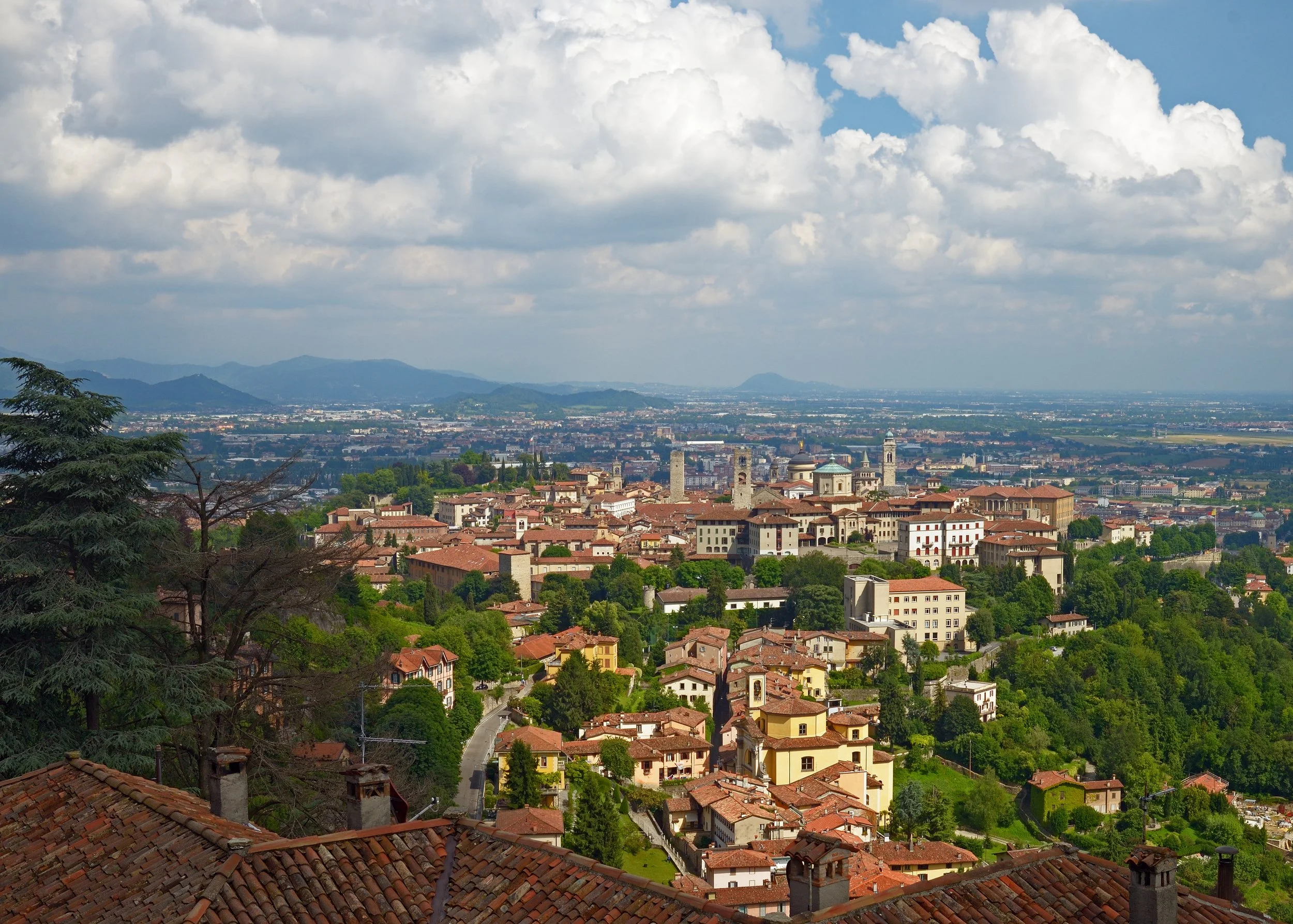 The_Upper_City_of_Bergamo._View_from_Via_al_Castello._Italy.jpg