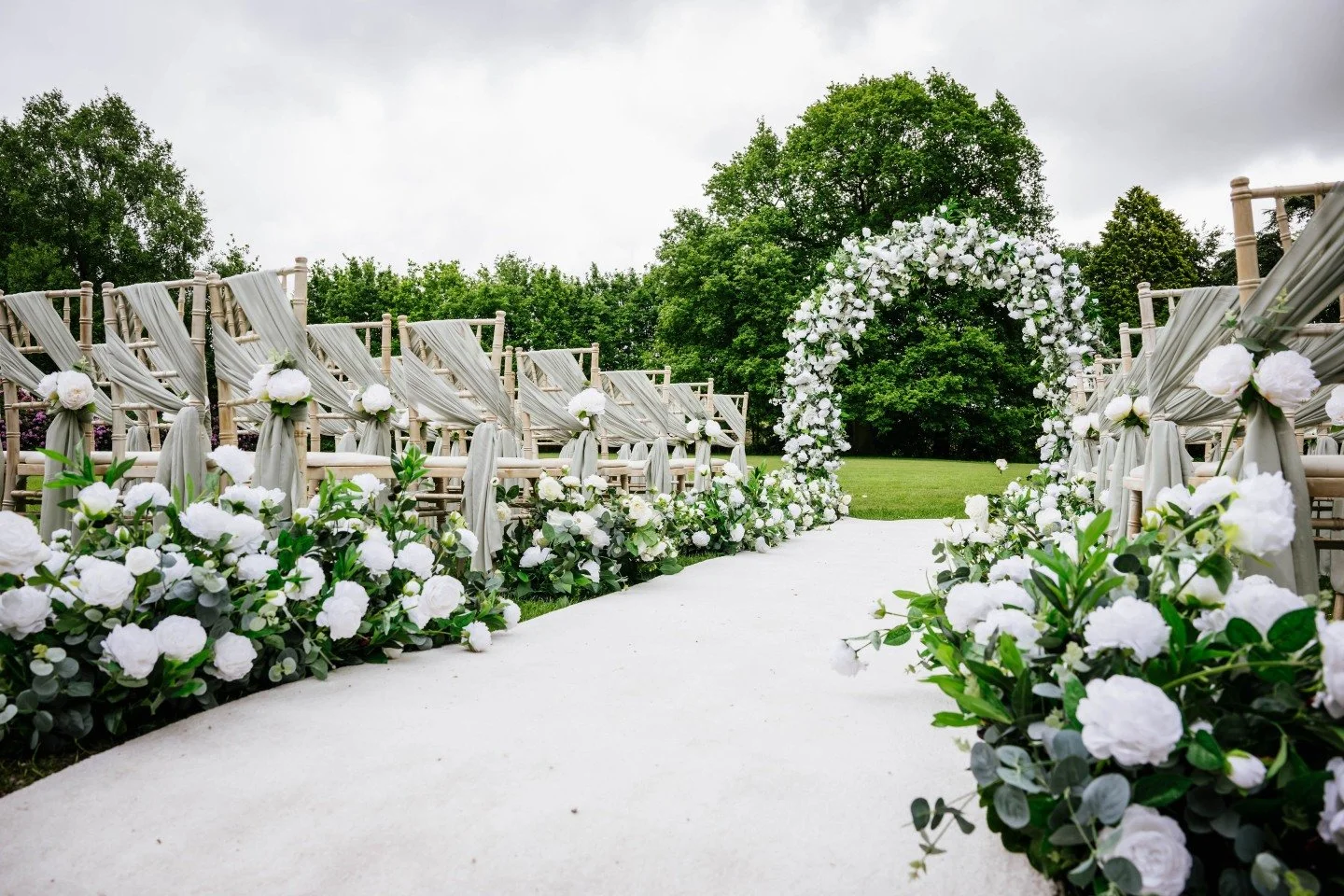 Who&rsquo;s planning an outdoor ceremony in 2027/28 🙋🏼&zwj;♀️🙋🏻&zwj;♂️💍

Well, here&rsquo;s some inspo for you.. ☀️

Our bright white aisle carpet &amp; flower runners.. leading to our feature archway (to create the perfect frame for your vows&h