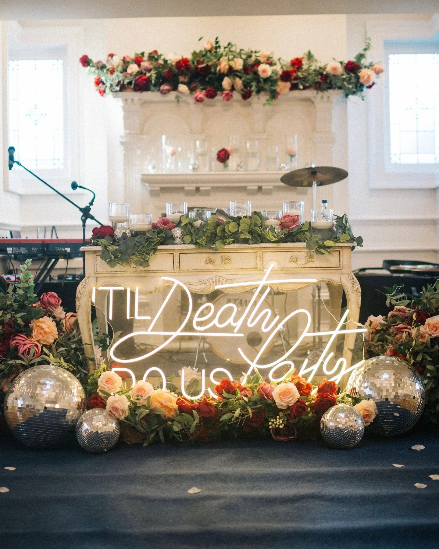 Till death do us party&hellip; 🪩💜

Soft pinks, glowing purples, candlelight &amp; a disco ball moment, proof that when you mix elegance with a little bit of fun, magic happens on the table 🤍

Our couple brought all the energy to their day, from th