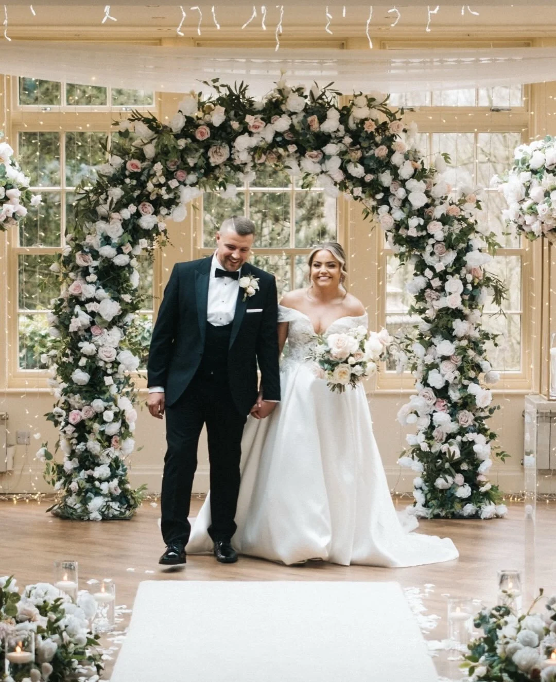 The wedding inspo you didn&rsquo;t know you needed.. 💍

A beautifully classic setup with blush &amp; white florals, candlelight, dior chairs throughout, archways framing those key moments &amp; touches of gold that added just the right amount of rom