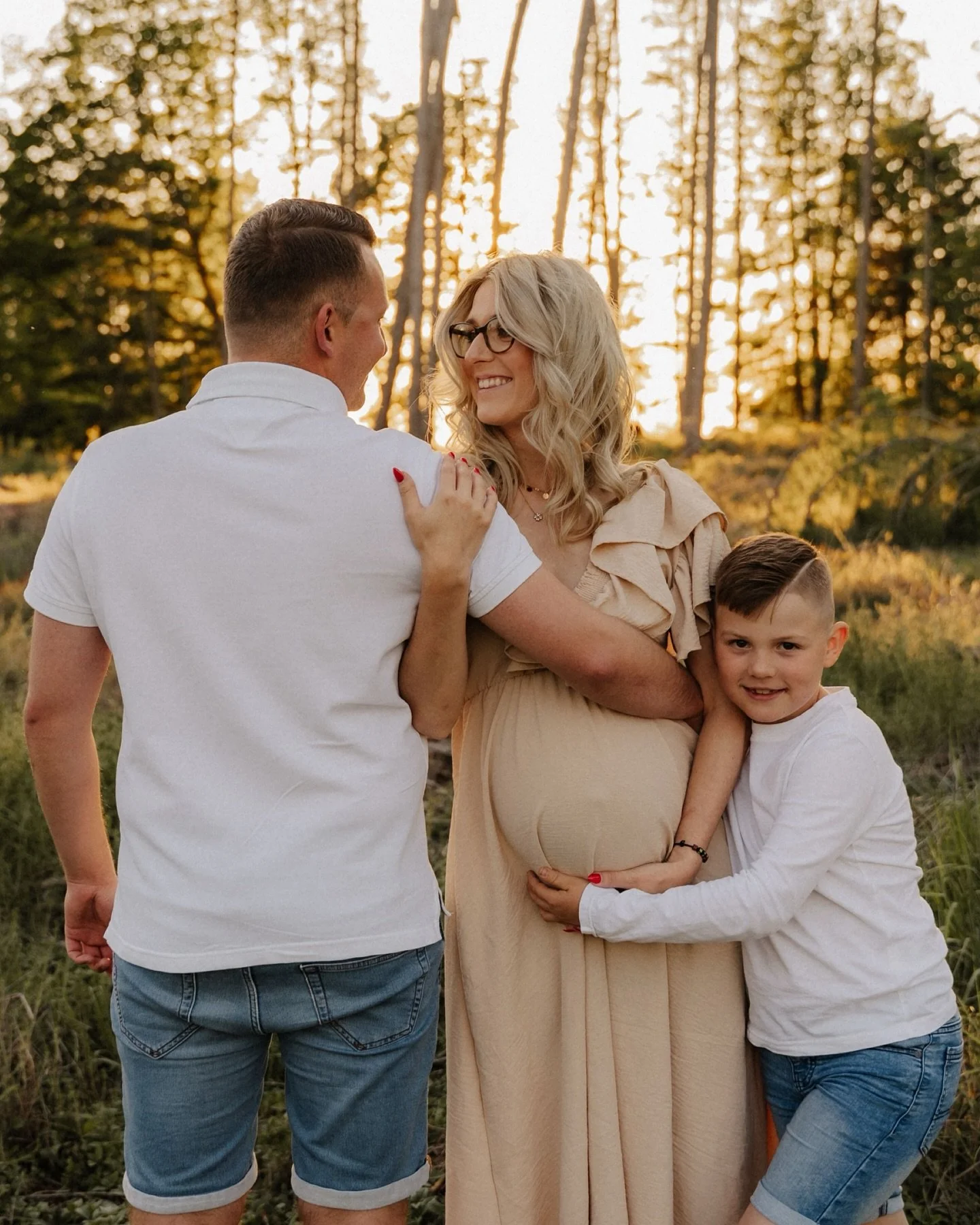 ✨ Ein neuer Lebensabschnitt, voller Vorfreude, Liebe und kleiner Wunder ✨
Es sind diese besonderen Momente, die uns daran erinnern, wie wertvoll Familie ist. Das Knistern in der Luft, die H&auml;nde, die voller Z&auml;rtlichkeit den wachsenden Bauch 