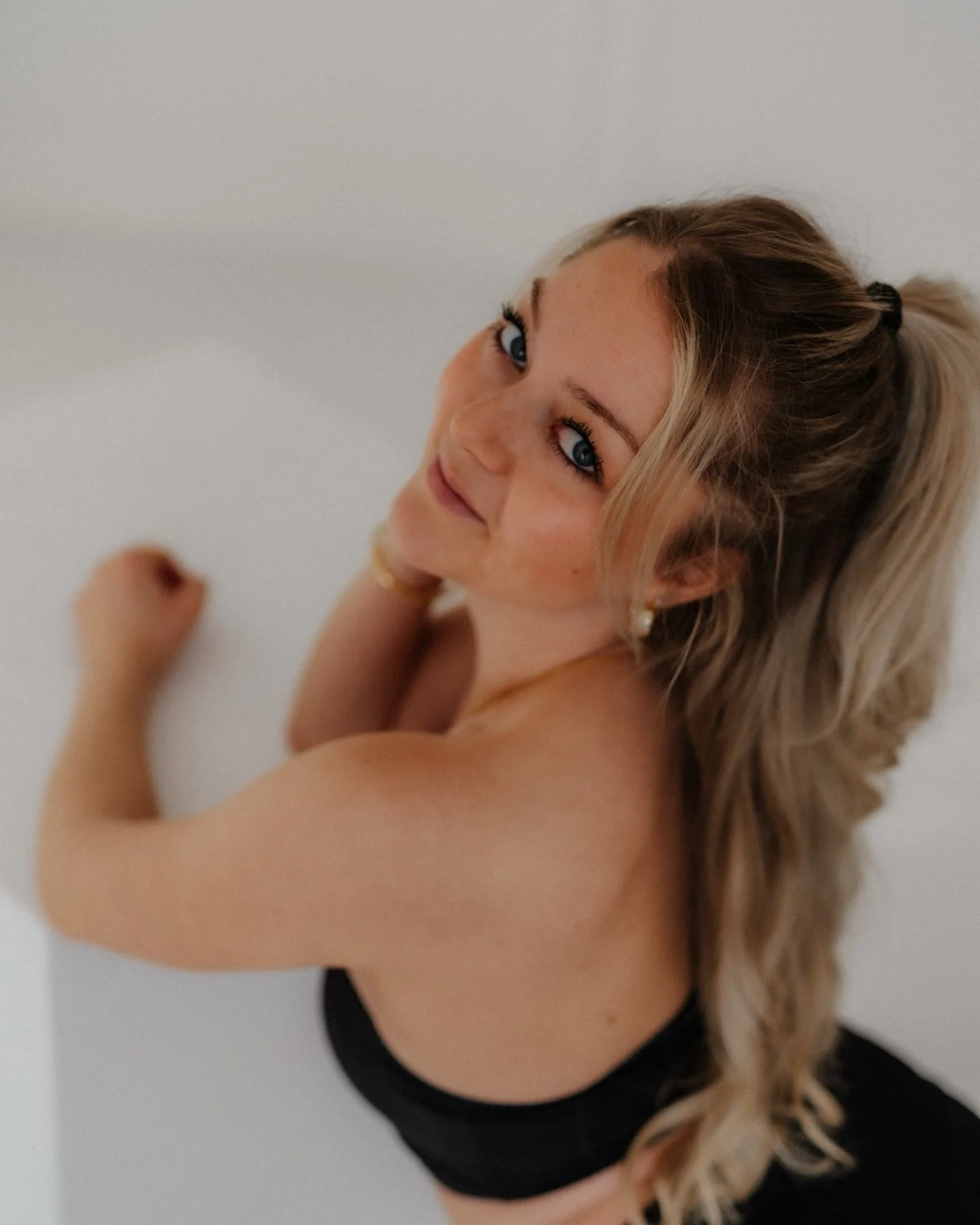 Let your dreams be bigger than your fears 🤍

Dieses Portraitshooting war einfach pure Eleganz. Nat&uuml;rliches Licht, zeitlose Outfits und ganz viel Pers&ouml;nlichkeit vor der Kamera &ndash; genau so liebe ich meine Arbeit 🥰

F&uuml;r mich geht e