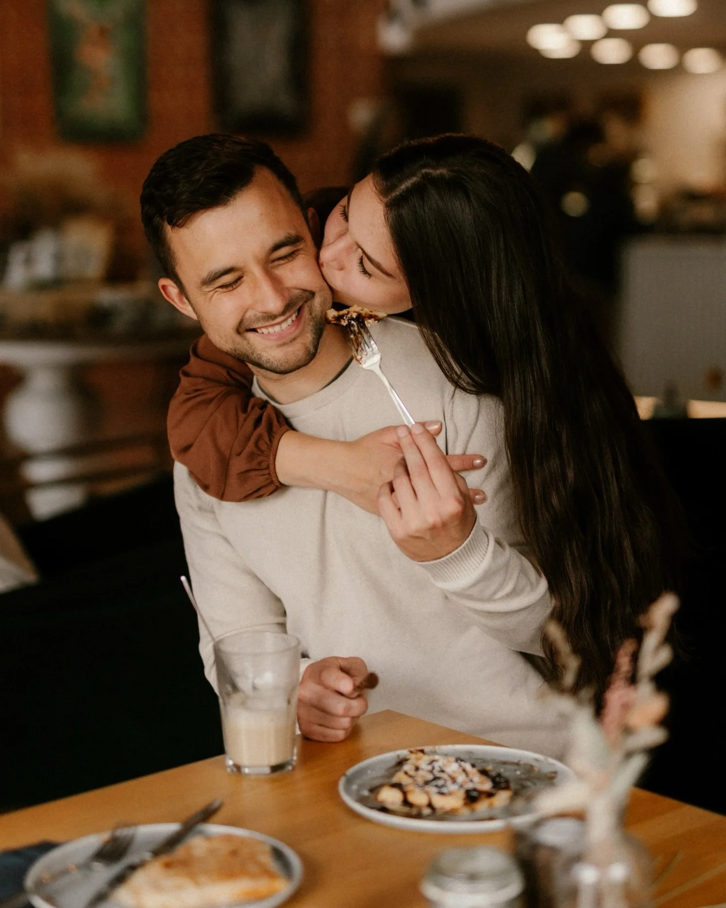 Schlechtes Wetter? Perfekt f&uuml;r ein Caf&eacute;-P&auml;rchenshooting mit Begleitung 🐶🤎
Regen, Kaffee, Kuchen &amp; echte Momente &ndash; genau daf&uuml;r liebe ich diese Shootings. Im @denkmahl_kaffee sind so viele leise, romantische Augenblick