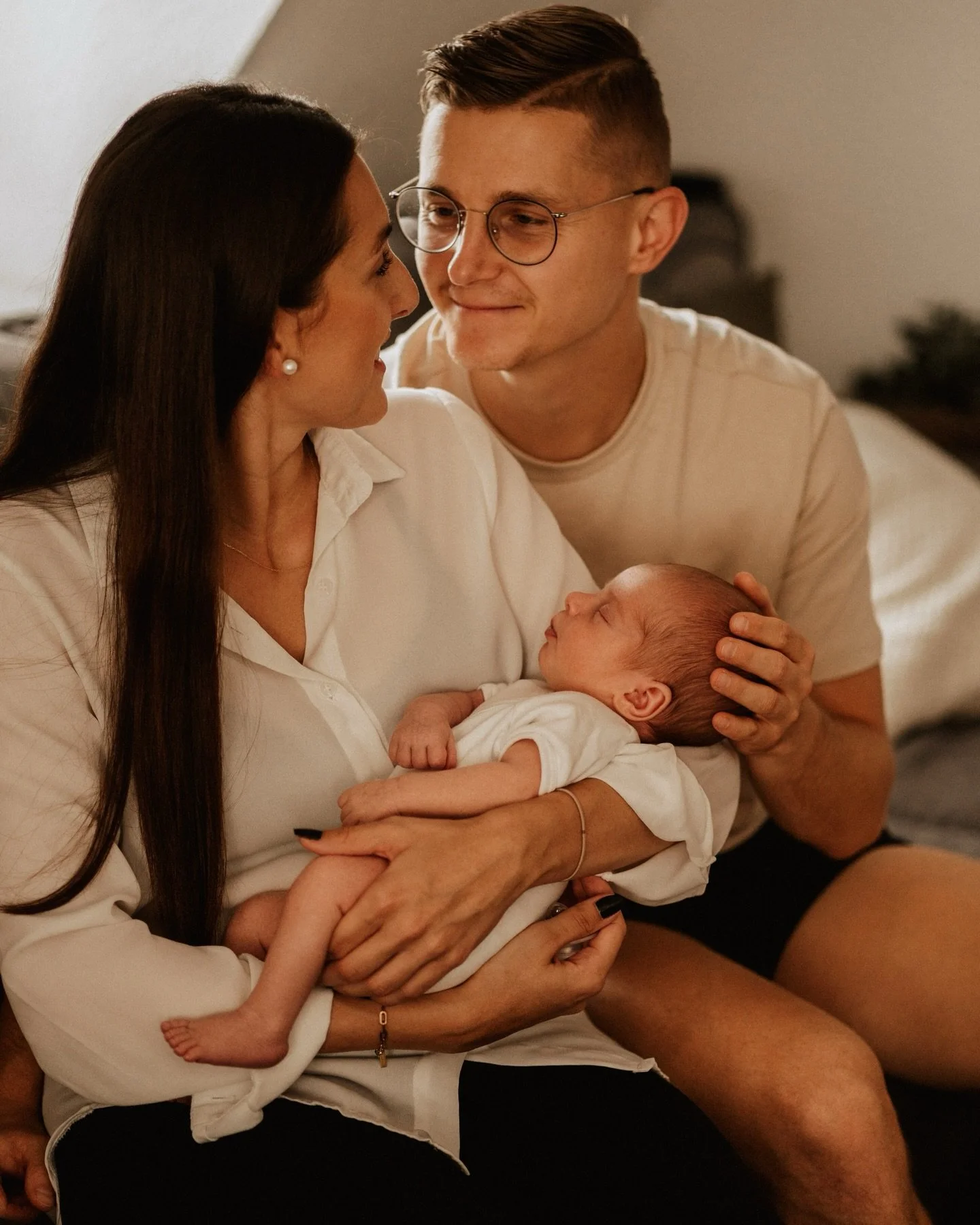 Die ersten Tage mit eurem Baby sind einzigartig &ndash; und viel zu schnell vorbei. Bei meinen Newborn Home Shootings fotografiere ich euch dort, wo ihr euch am wohlsten f&uuml;hlt: zuhause. Mit viel Ruhe, Geduld und einem Blick f&uuml;r echte Emotio