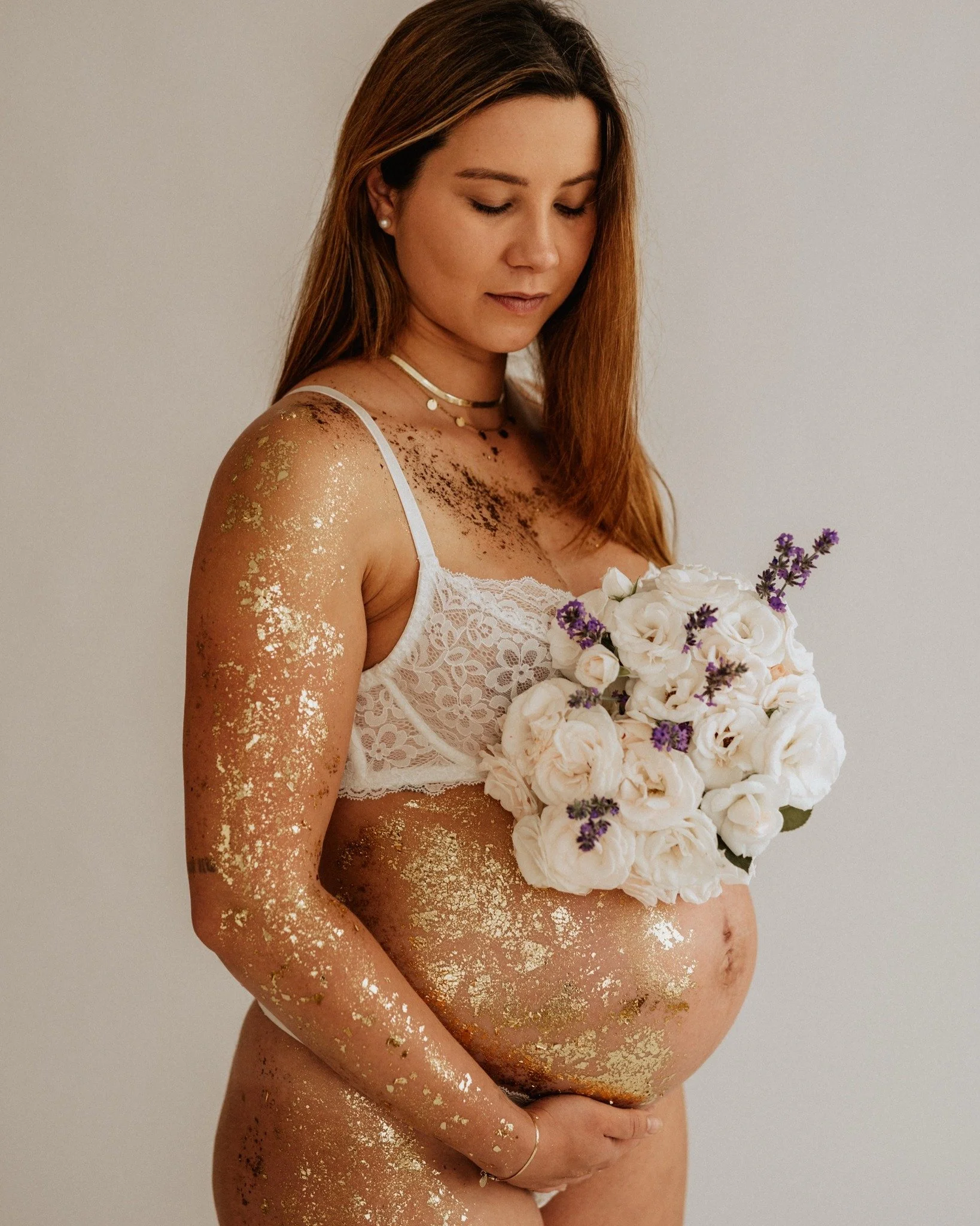 ✨ Die Sch&ouml;nheit des Wachsens ✨

Diese Bilder sind in meinem Studio entstanden &ndash; ein ganz besonderer Moment voller St&auml;rke, Sanftheit und Vorfreude. 🤍

Schwangerschaft ist so viel mehr als nur ein Bauch, der w&auml;chst. Es ist Magie. 