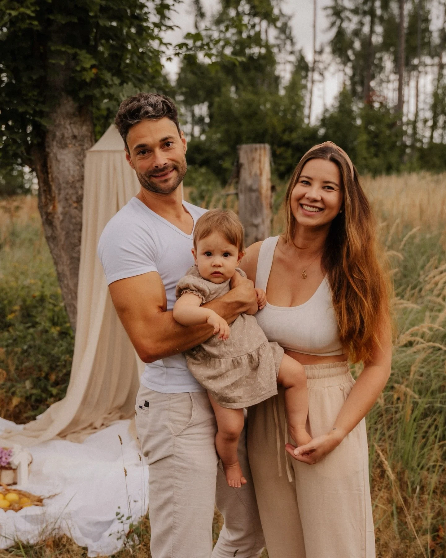 Familienmomente, die bleiben 🧡

Dieses Shooting war voller W&auml;rme, N&auml;he und echter Emotionen.
Kein gro&szlig;es Posieren. Kein Druck.
Einfach Mama, Papa und ihr kleines Wunder &ndash; so wie sie sind.

Genau das liebe ich an Familienshootin