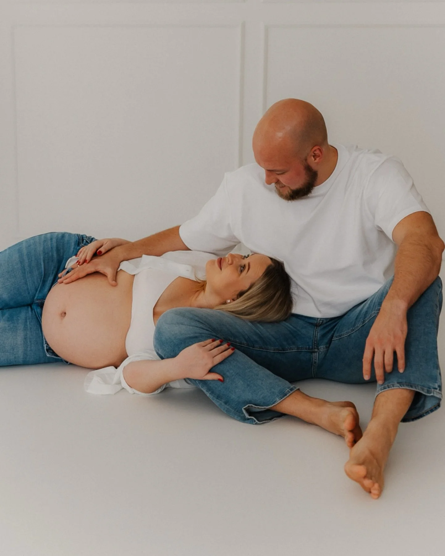 &bdquo;Die sch&ouml;nsten Geschichten beginnen ganz leise &ndash; und wachsen von Tag zu Tag.&ldquo; 🤍

Dieses Shooting steht f&uuml;r genau diese besondere Zeit: N&auml;he, Vorfreude und echte Emotionen. Reduziert auf das Wesentliche, ohne Ablenkun