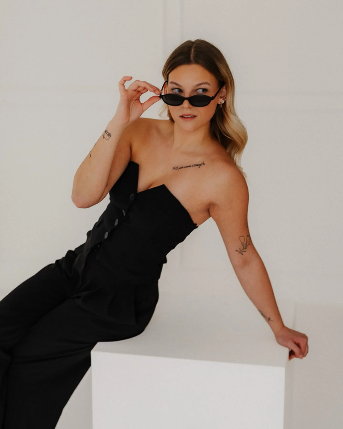 Liebs doch total mit dir ✨

Dieses Shooting war ein Zusammenspiel aus Eleganz, Ausdruck und Selbstbewusstsein. Klare Linien, sanfte Bewegungen und diese besondere Ausstrahlung machen jedes einzelne Bild zu etwas Einzigartigem.

Genau das liebe ich an