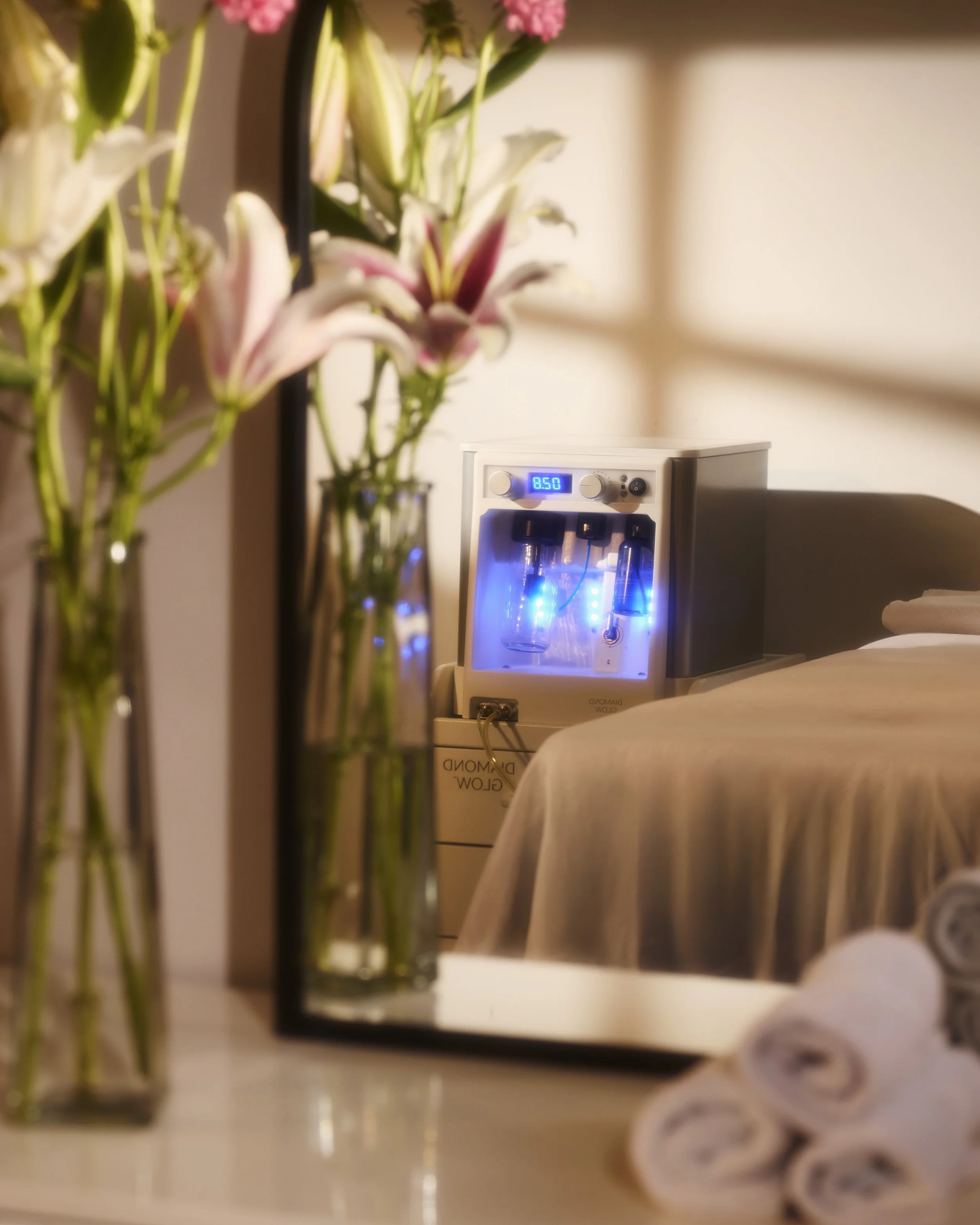 HydraFacial vs. DiamondGlow: What’s the Difference (and Which Facial Is Right for You?)