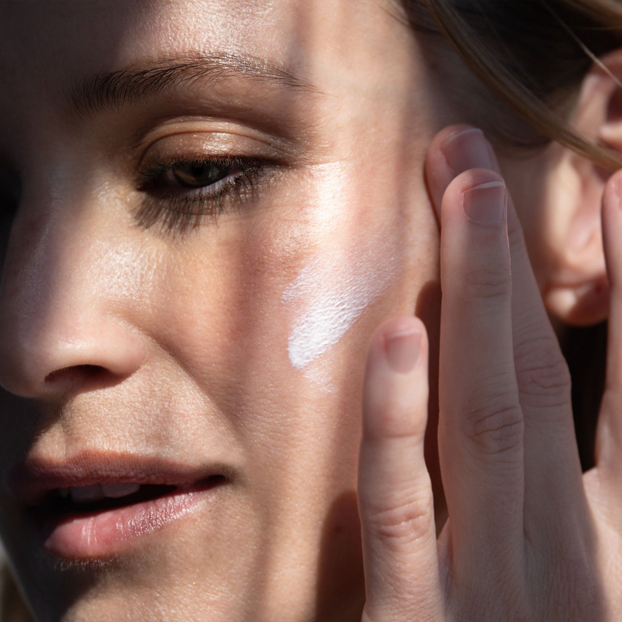 SPF50_MineralDrops_Sheer_model4.jpg