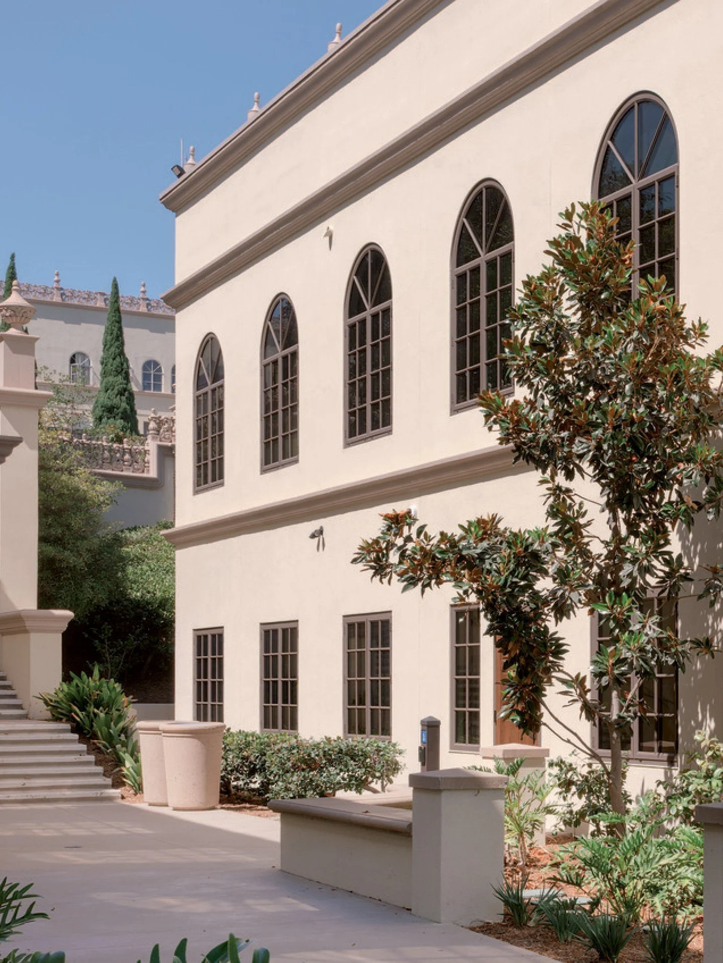 A familiar campus building, reimagined for the future by @Delawie, a LEO A DALY studio. 

The newly completed Guadalupe Hall renovation positions the University of San Diego's Engineering Department for years to come with flexible learning spaces, im