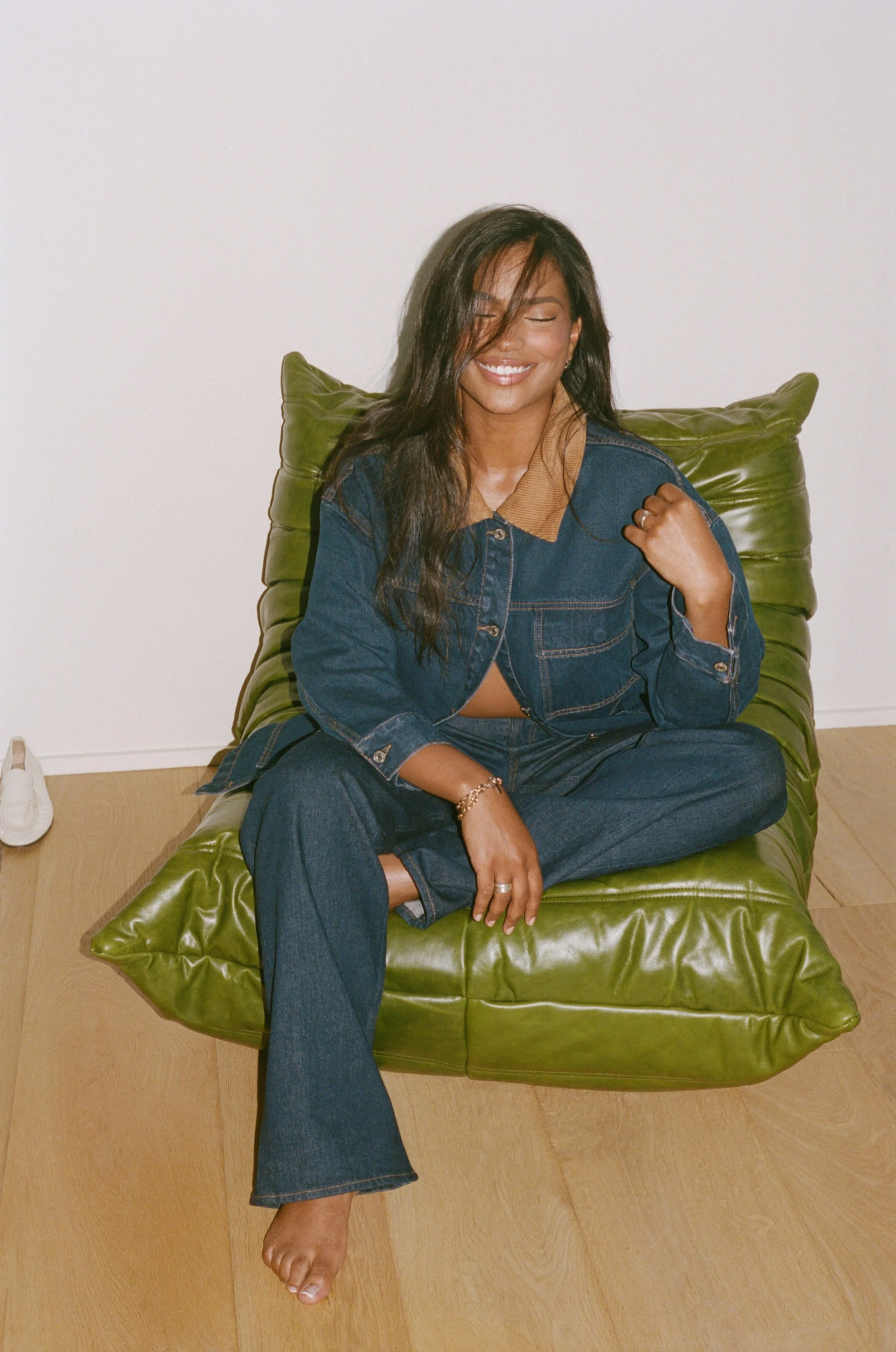ANF_SPRING_2_2025_CAMPAIGN_DENIM_PERFECT_PAIR_WOMENS_D1_LOOK_08_FILM_59315-4B-0013.jpeg