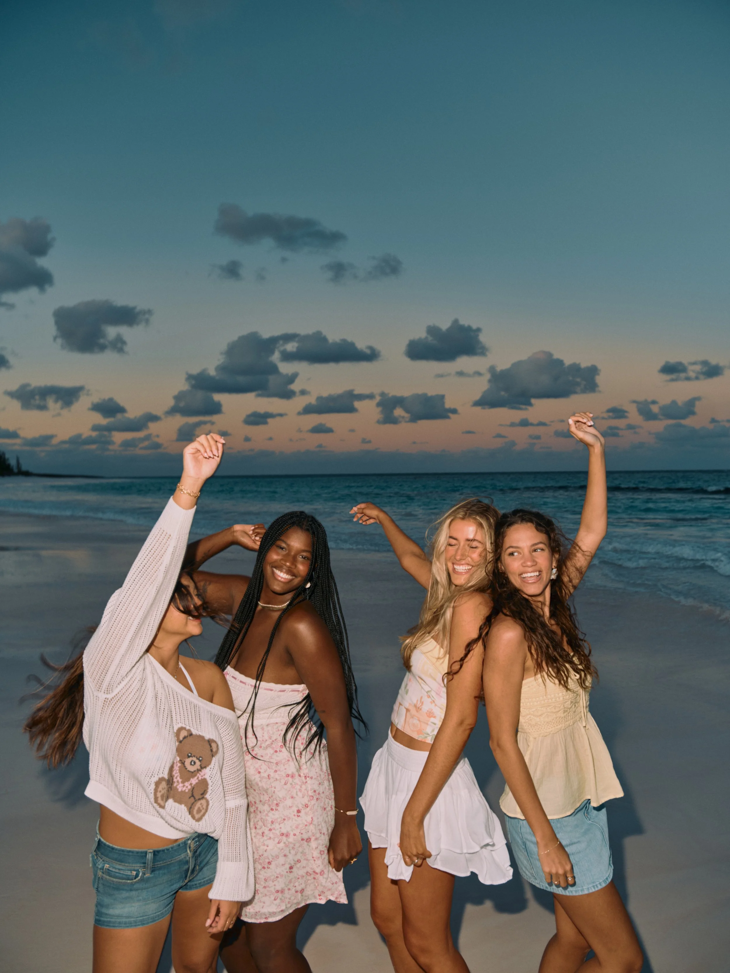 HOLLISTER_2024_SPR1_EDITORIAL_SPRING_BREAK_OUTFITTING_WOMENS_D4_GROUP2_593.jpeg