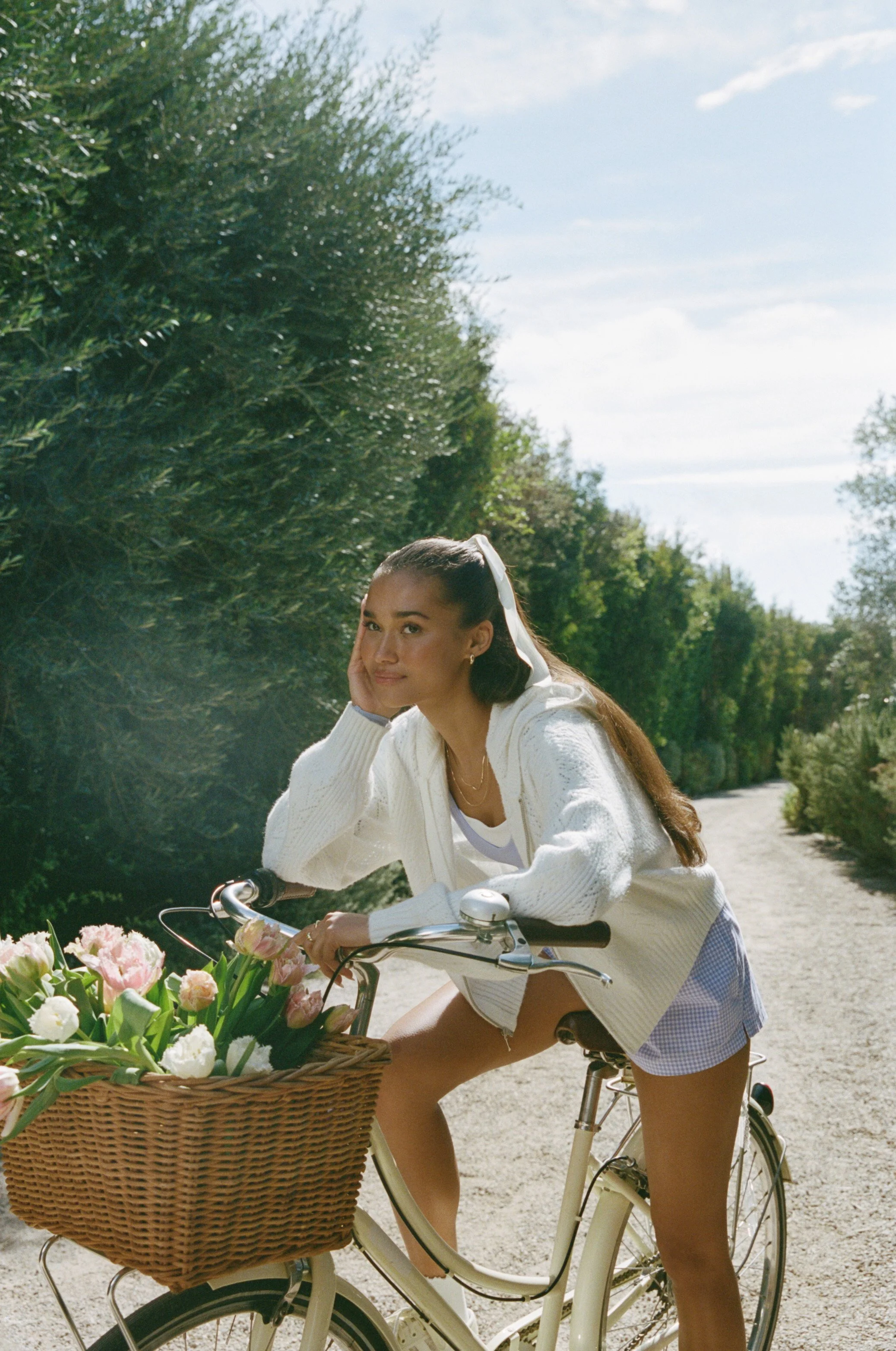HOLLISTER_2024_SPR1_EDITORIAL_SOFT_SWEET_AND_SPORTY_WOMENS_D2_LOOK8_FILM_58019-3C-4A-0027.jpg