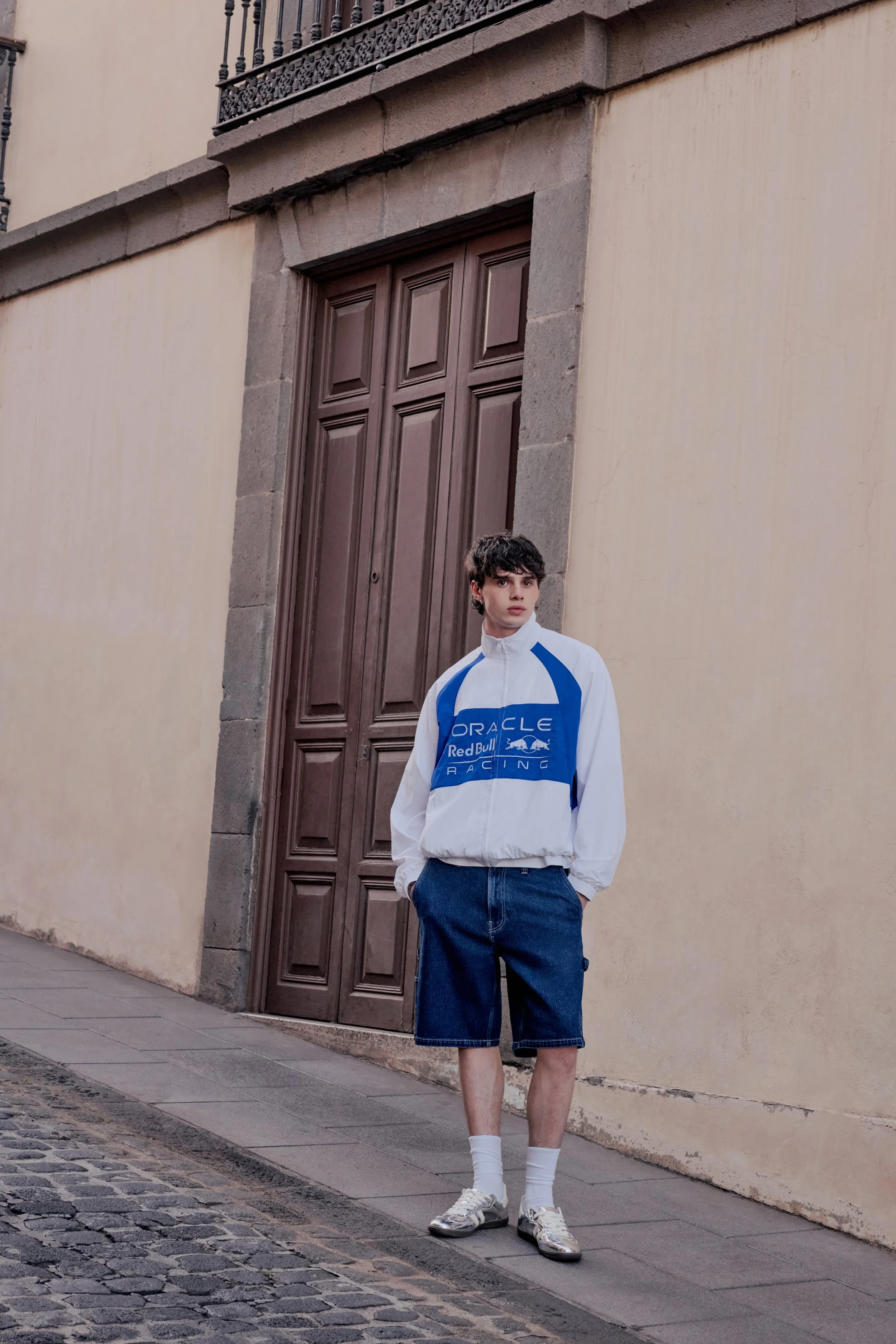 HOLLISTER_2025_SPR2_EDITORIAL_EMEA_SPRING_FIT_FORECAST_MENS_D4_LOOK2_5118.jpeg