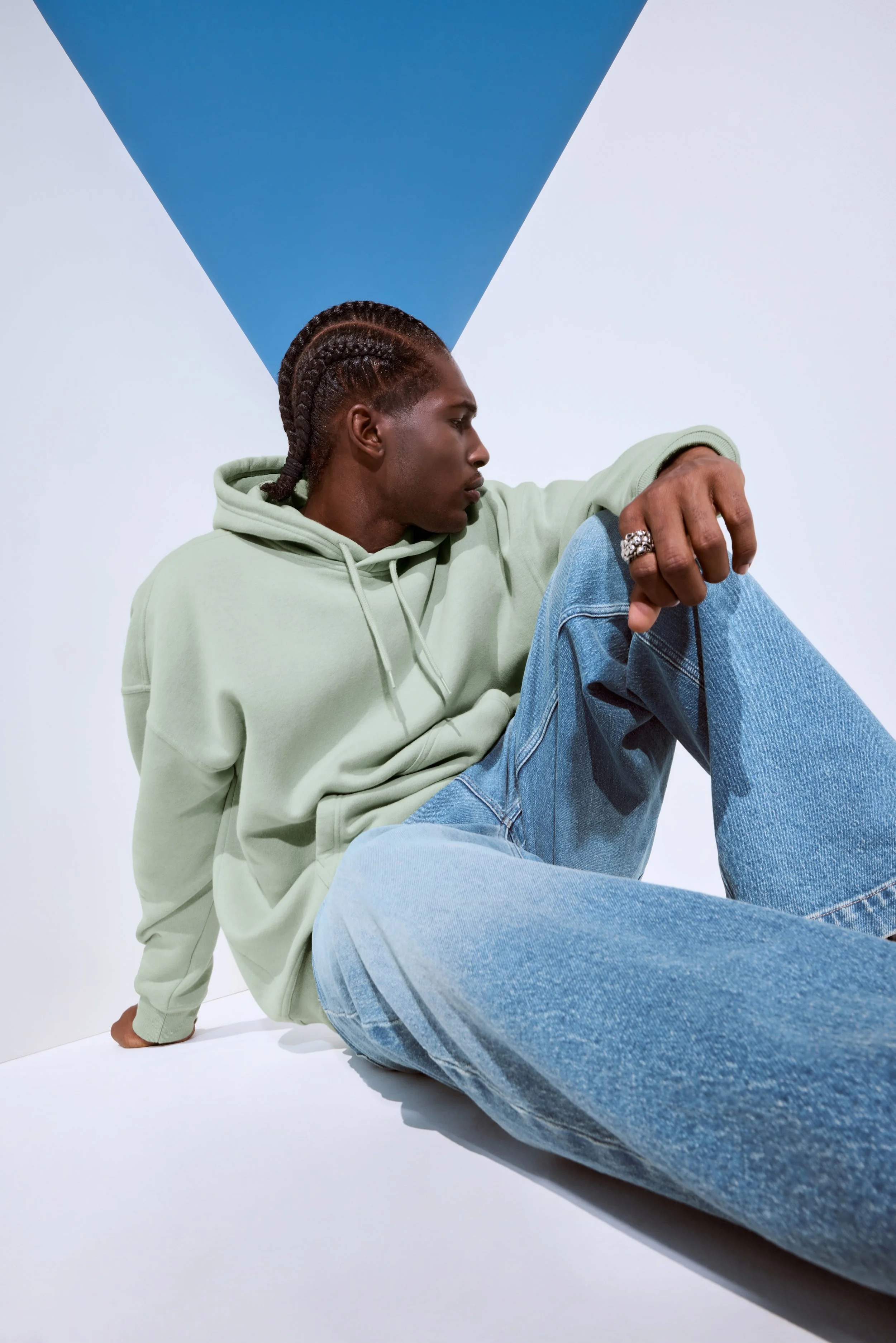HOLLISTER_2025_SPR1_EDITORIAL_JEANS_OUTFFITTING_BAGGY_MENS_D1_LOOK6_1367.jpeg