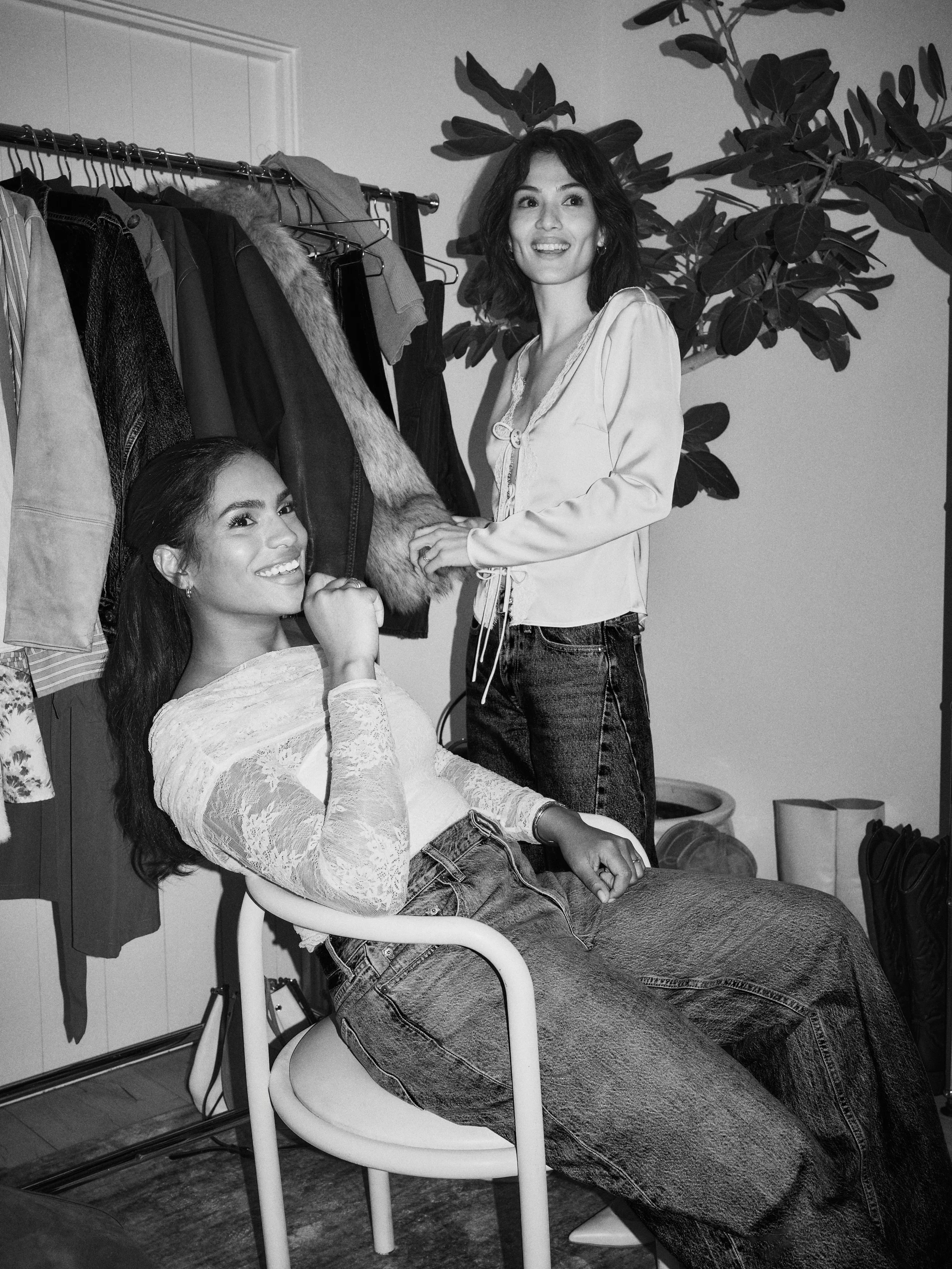 ANF_SPRING_2_2025_CAMPAIGN_DENIM_PERFECT_PAIR_WOMENS_D1_LOOK_03-0069.jpg