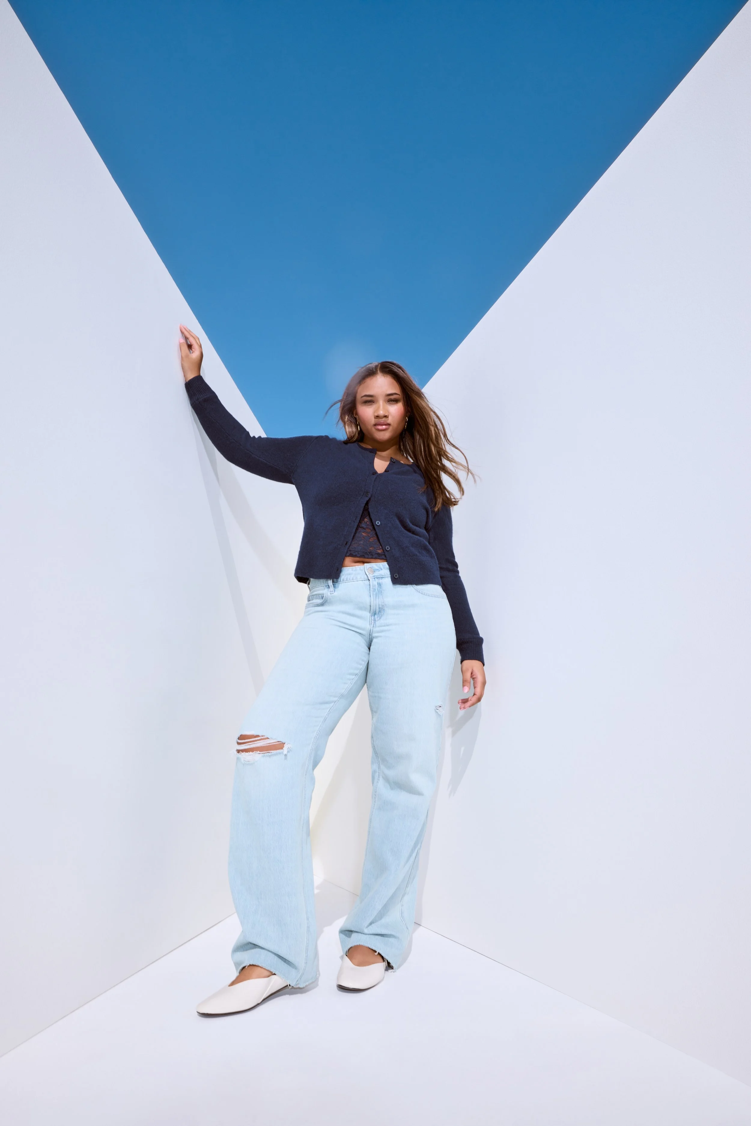 HOLLISTER_2025_SPR1_EDITORIAL_JEANS_OUTFFITTING_BAGGY_WOMENS_D1_LOOK3_0625.jpeg