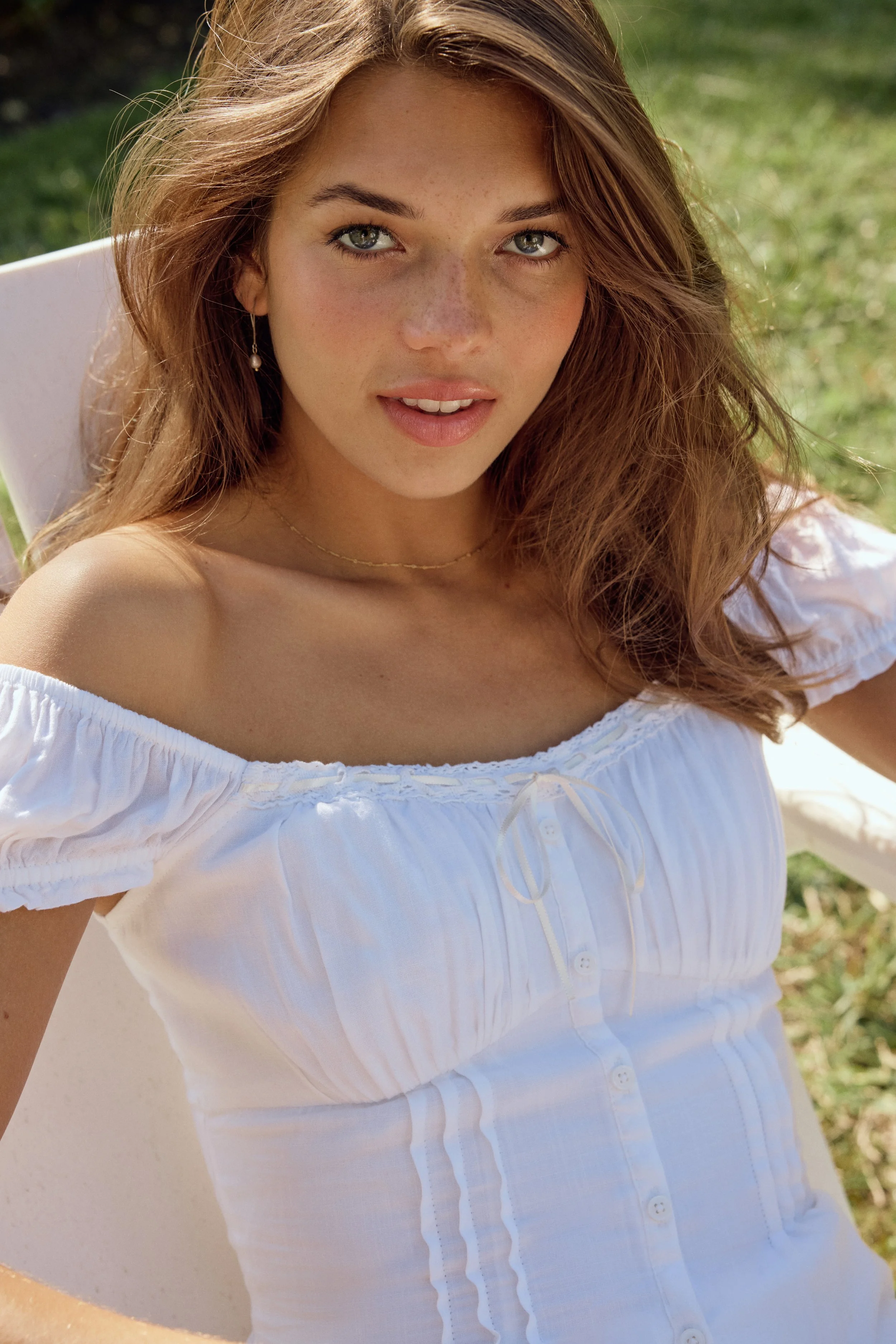 HOLLISTER_2024_SUM1_EDITORIAL_GRAD_SEASON_WOMENS_D1_LOOK2_2177.jpeg