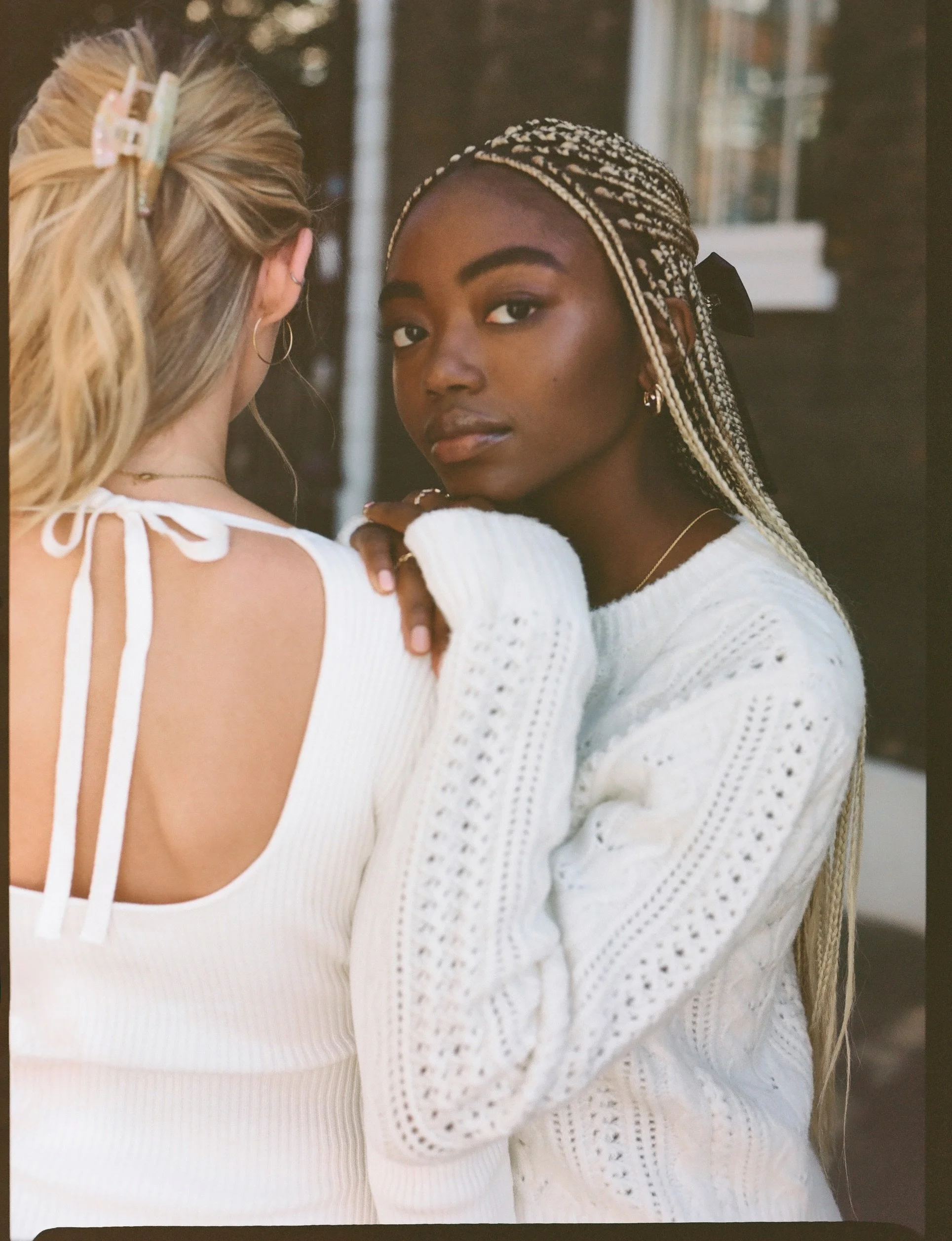 HOLLISTER_FALL_2024_2_EMEA_SWEATERS_WOMENS_D2_GROUP2_FILM_0004.jpeg